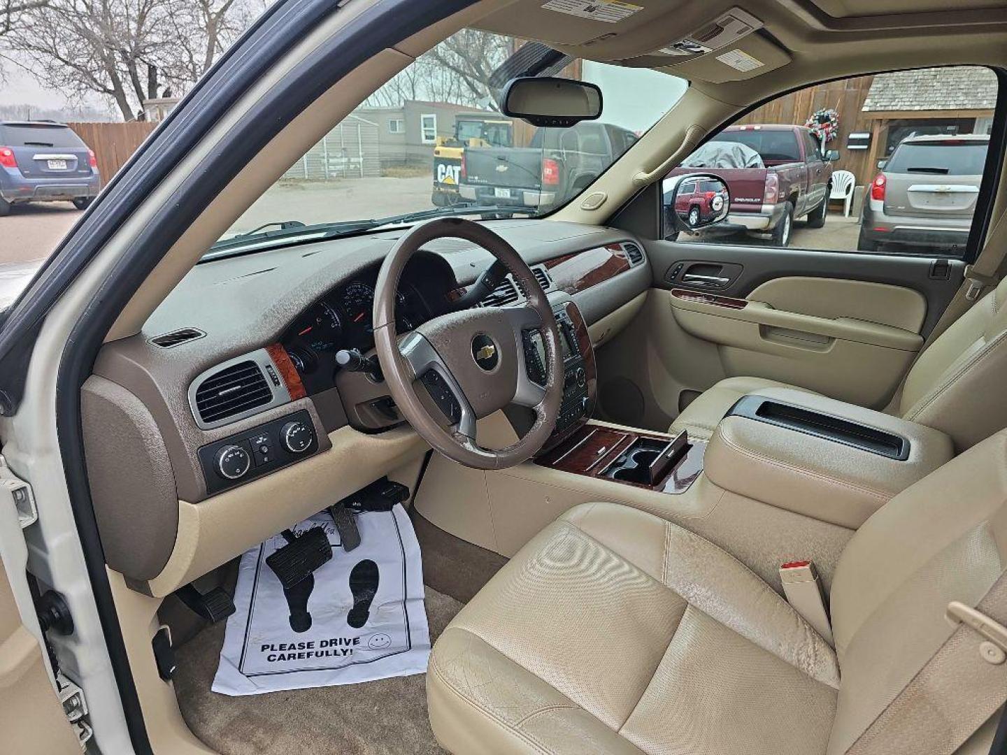 2011 WHITE CHEVROLET AVALANCHE LTZ (3GNTKGE30BG) with an 5.3L engine, Automatic transmission, located at 495 Old Highway 20 West, South Sioux City, NE, 68776, (402) 494-2677, 42.458408, -96.443512 - Photo#6