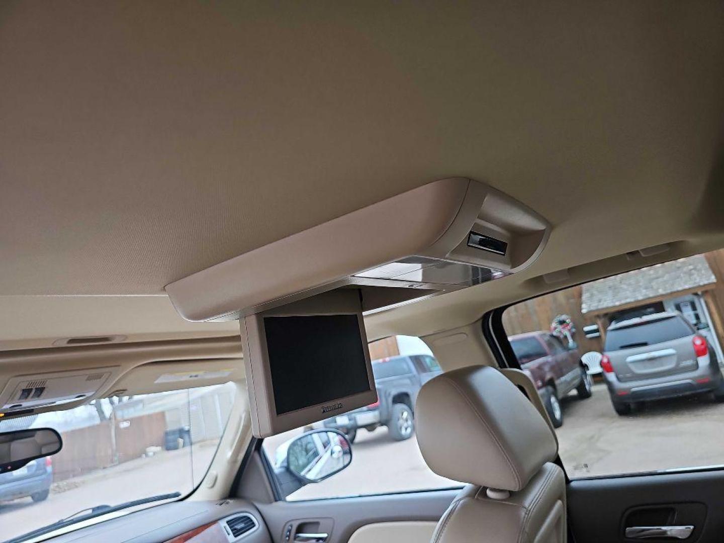2011 WHITE CHEVROLET AVALANCHE LTZ (3GNTKGE30BG) with an 5.3L engine, Automatic transmission, located at 495 Old Highway 20 West, South Sioux City, NE, 68776, (402) 494-2677, 42.458408, -96.443512 - Photo#8
