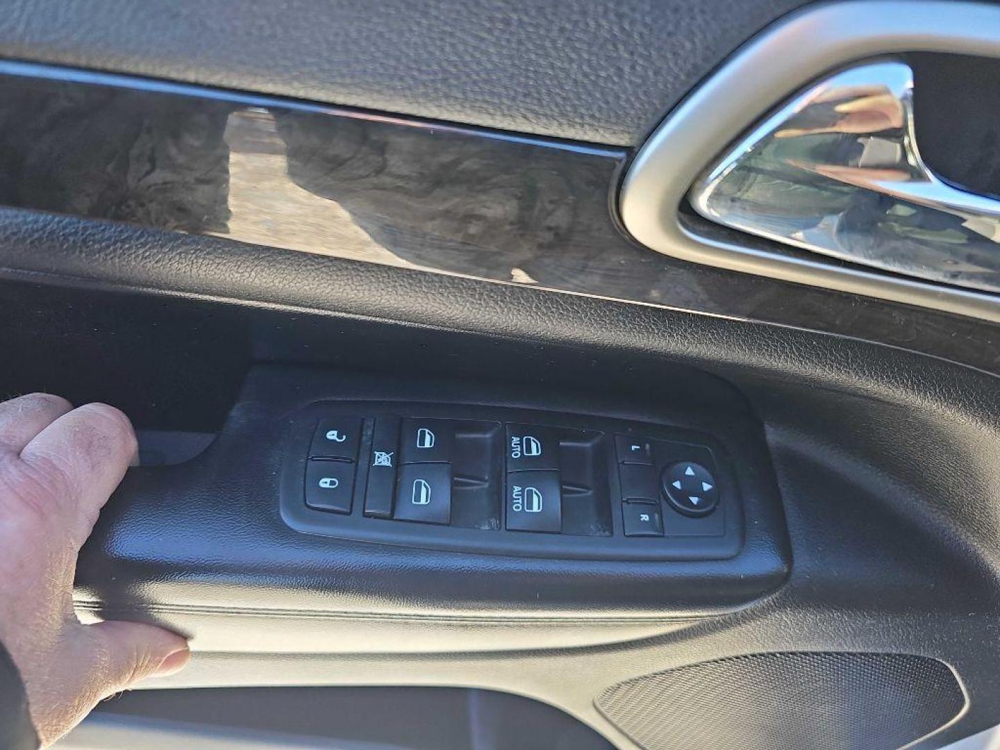 2011 SILVER JEEP GRAND CHEROKEE LAREDO (1J4RR4GG3BC) with an 3.6L engine, Automatic transmission, located at 495 Old Highway 20 West, South Sioux City, NE, 68776, (402) 494-2677, 42.458408, -96.443512 - Photo#10