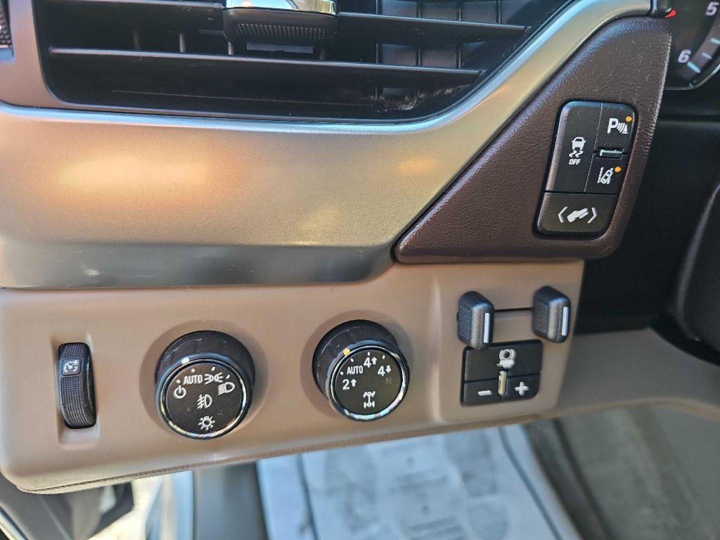 2011 SILVER JEEP GRAND CHEROKEE LAREDO (1J4RR4GG3BC) with an 3.6L engine, Automatic transmission, located at 495 Old Highway 20 West, South Sioux City, NE, 68776, (402) 494-2677, 42.458408, -96.443512 - Photo#16