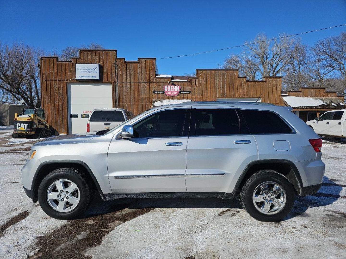 2011 SILVER JEEP GRAND CHEROKEE LAREDO (1J4RR4GG3BC) with an 3.6L engine, Automatic transmission, located at 495 Old Highway 20 West, South Sioux City, NE, 68776, (402) 494-2677, 42.458408, -96.443512 - Photo#1