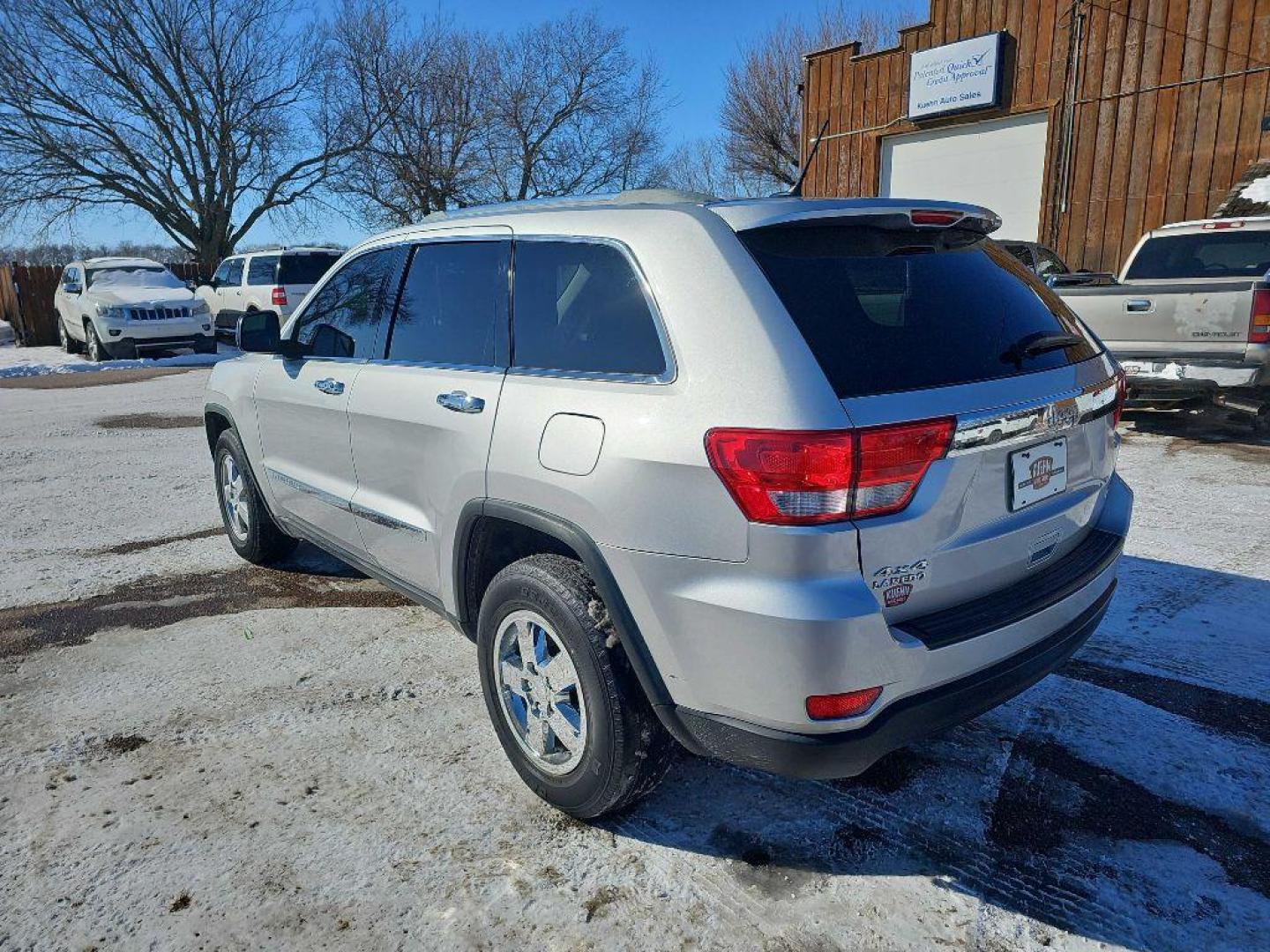 2011 SILVER JEEP GRAND CHEROKEE LAREDO (1J4RR4GG3BC) with an 3.6L engine, Automatic transmission, located at 495 Old Highway 20 West, South Sioux City, NE, 68776, (402) 494-2677, 42.458408, -96.443512 - Photo#2
