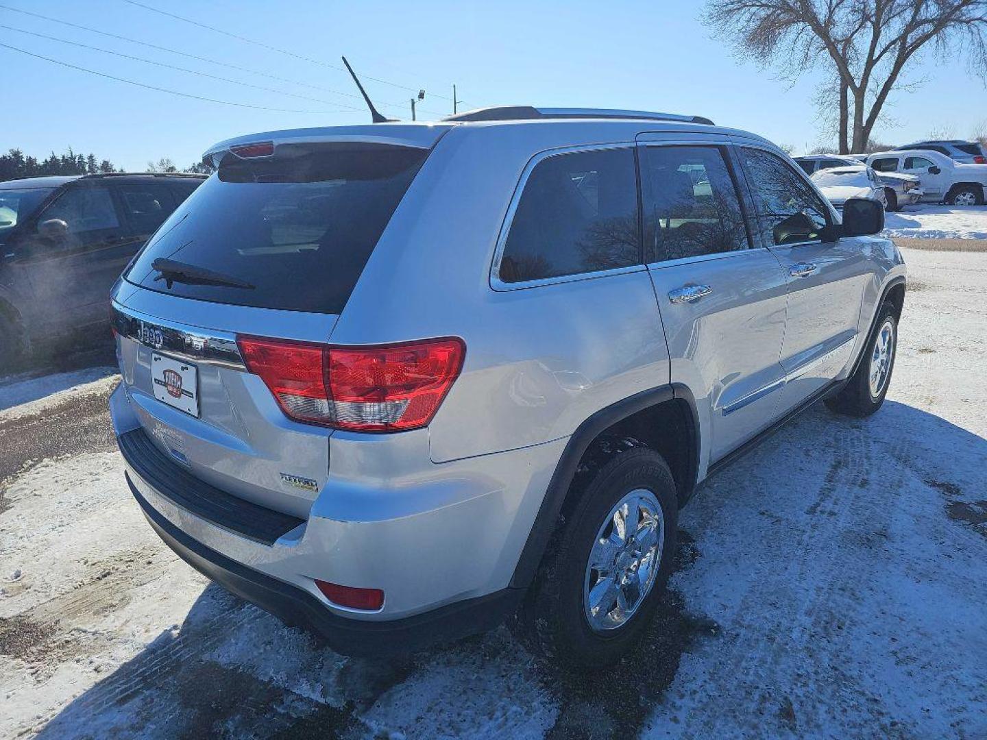 2011 SILVER JEEP GRAND CHEROKEE LAREDO (1J4RR4GG3BC) with an 3.6L engine, Automatic transmission, located at 495 Old Highway 20 West, South Sioux City, NE, 68776, (402) 494-2677, 42.458408, -96.443512 - Photo#3