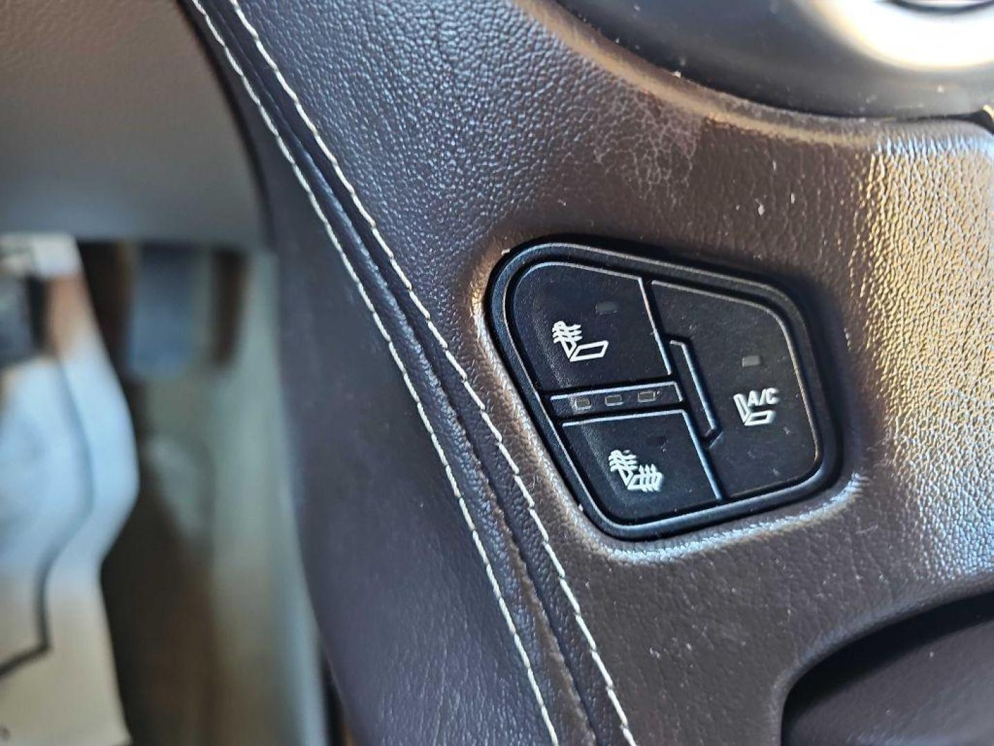 2011 SILVER JEEP GRAND CHEROKEE LAREDO (1J4RR4GG3BC) with an 3.6L engine, Automatic transmission, located at 495 Old Highway 20 West, South Sioux City, NE, 68776, (402) 494-2677, 42.458408, -96.443512 - Photo#43
