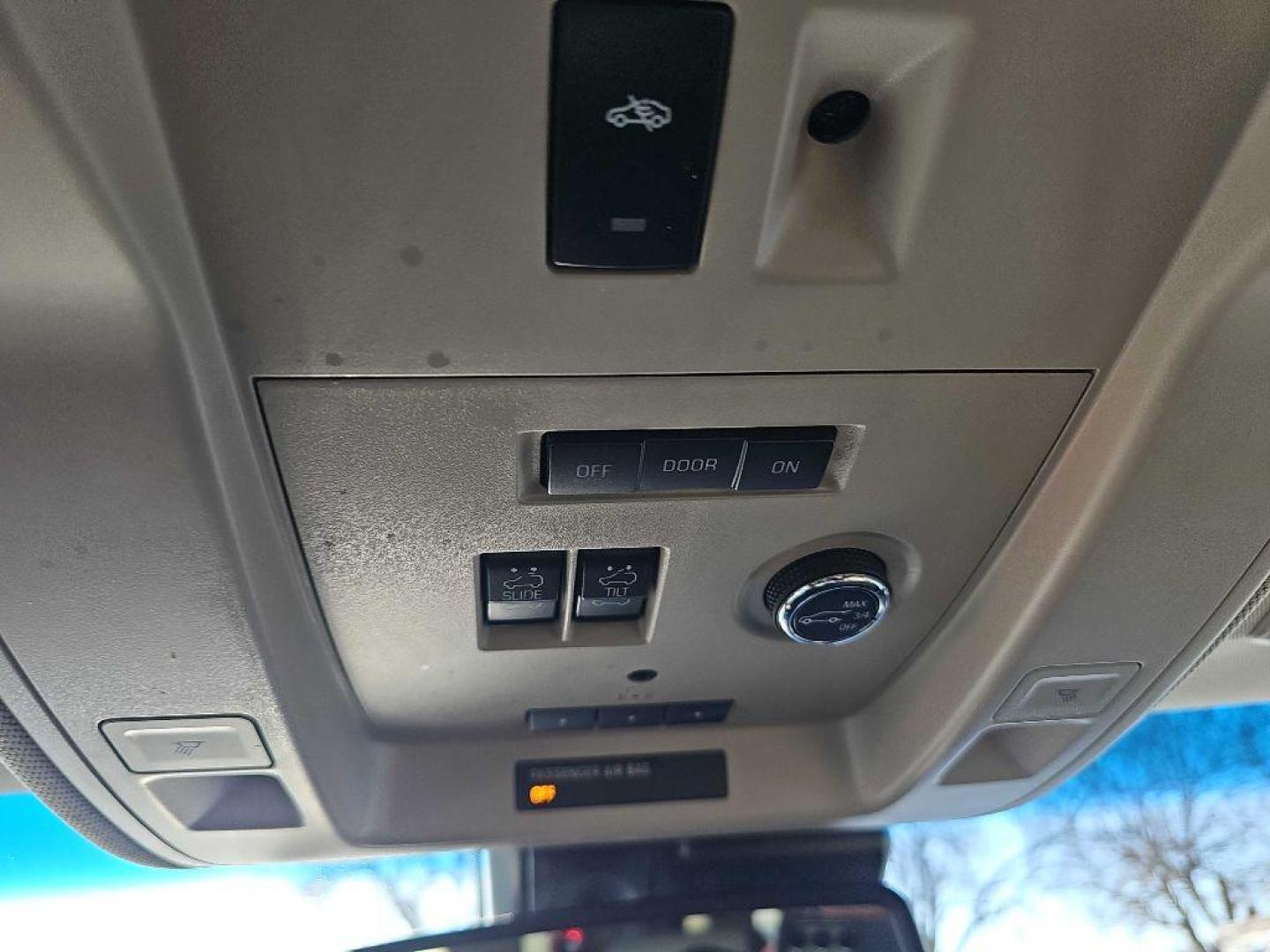 2011 SILVER JEEP GRAND CHEROKEE LAREDO (1J4RR4GG3BC) with an 3.6L engine, Automatic transmission, located at 495 Old Highway 20 West, South Sioux City, NE, 68776, (402) 494-2677, 42.458408, -96.443512 - Photo#46