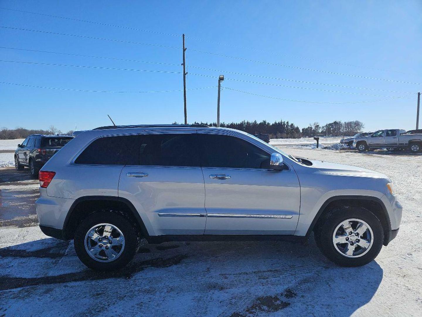 2011 SILVER JEEP GRAND CHEROKEE LAREDO (1J4RR4GG3BC) with an 3.6L engine, Automatic transmission, located at 495 Old Highway 20 West, South Sioux City, NE, 68776, (402) 494-2677, 42.458408, -96.443512 - Photo#4