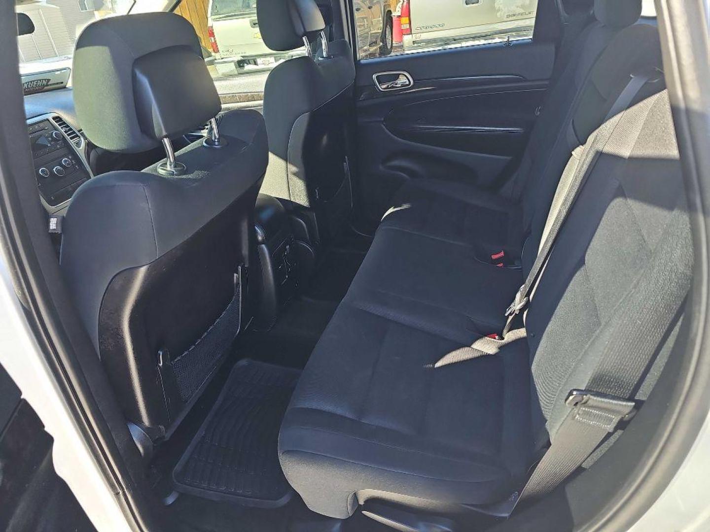 2011 SILVER JEEP GRAND CHEROKEE LAREDO (1J4RR4GG3BC) with an 3.6L engine, Automatic transmission, located at 495 Old Highway 20 West, South Sioux City, NE, 68776, (402) 494-2677, 42.458408, -96.443512 - Photo#6