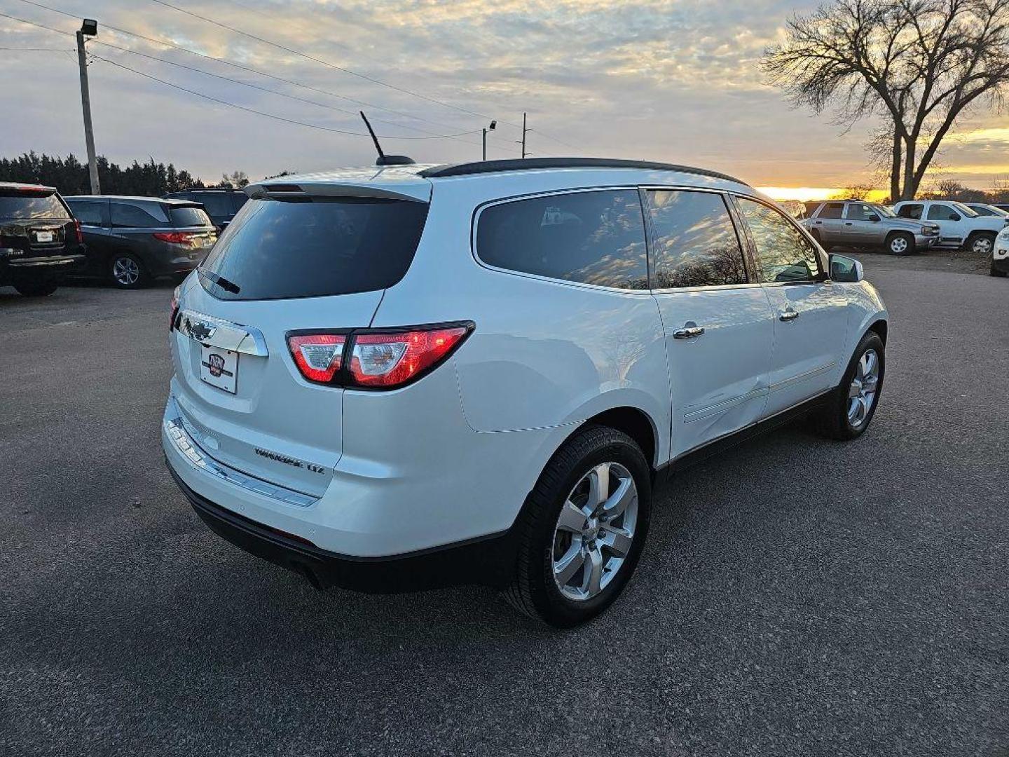 2016 WHITE CHEVROLET TRAVERSE LTZ (1GNKVJKD6GJ) with an 3.6L engine, Automatic transmission, located at 495 Old Highway 20 West, South Sioux City, NE, 68776, (402) 494-2677, 42.458408, -96.443512 - Photo#3