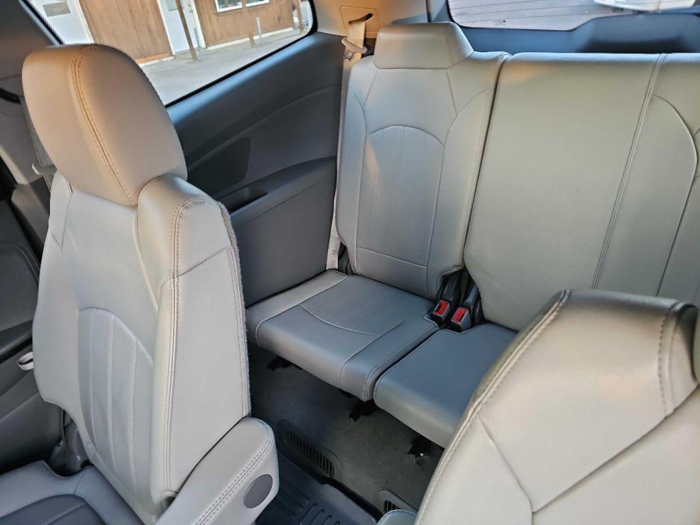 2016 WHITE CHEVROLET TRAVERSE LTZ (1GNKVJKD6GJ) with an 3.6L engine, Automatic transmission, located at 495 Old Highway 20 West, South Sioux City, NE, 68776, (402) 494-2677, 42.458408, -96.443512 - Photo#6