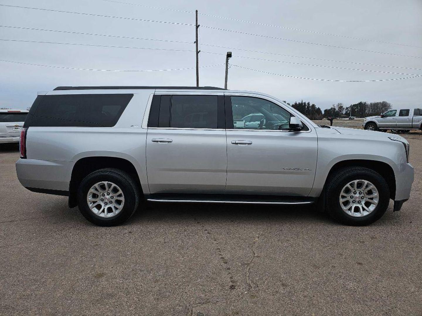 2017 SILVER GMC YUKON XL 1500 SLT (1GKS2GKC0HR) with an 5.3L engine, Automatic transmission, located at 495 Old Highway 20 West, South Sioux City, NE, 68776, (402) 494-2677, 42.458408, -96.443512 - Photo#0