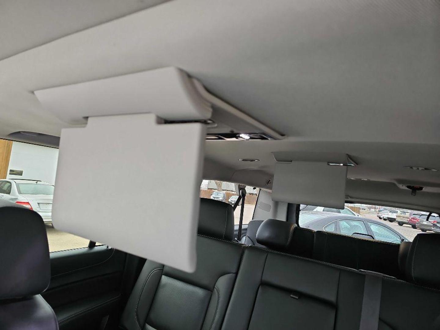 2017 SILVER GMC YUKON XL 1500 SLT (1GKS2GKC0HR) with an 5.3L engine, Automatic transmission, located at 495 Old Highway 20 West, South Sioux City, NE, 68776, (402) 494-2677, 42.458408, -96.443512 - Photo#39