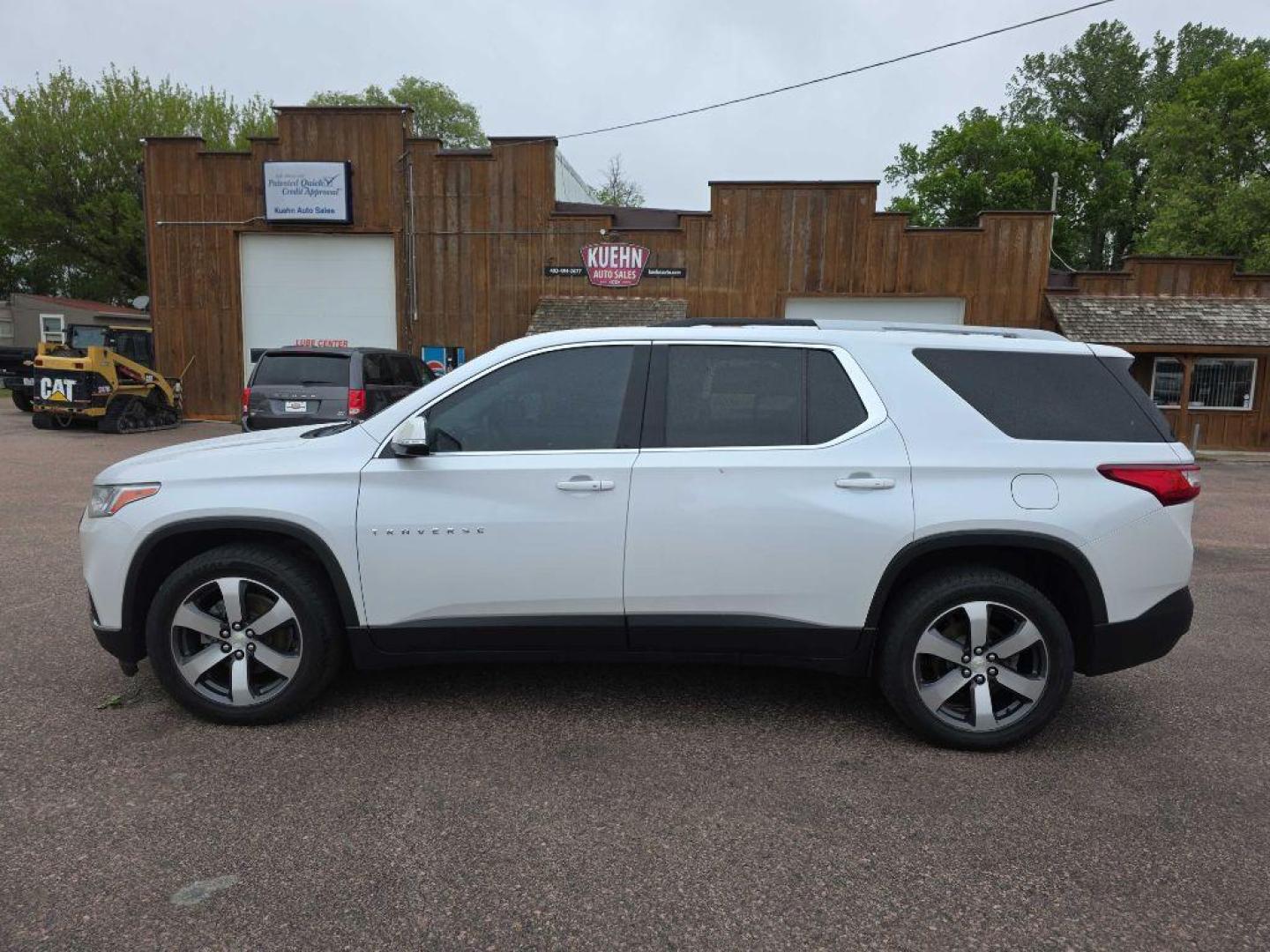 2018 WHITE CHEVROLET TRAVERSE LT (1GNEVHKW7JJ) with an 3.6L engine, Automatic transmission, located at 495 Old Highway 20 West, South Sioux City, NE, 68776, (402) 494-2677, 42.458408, -96.443512 - Photo#1