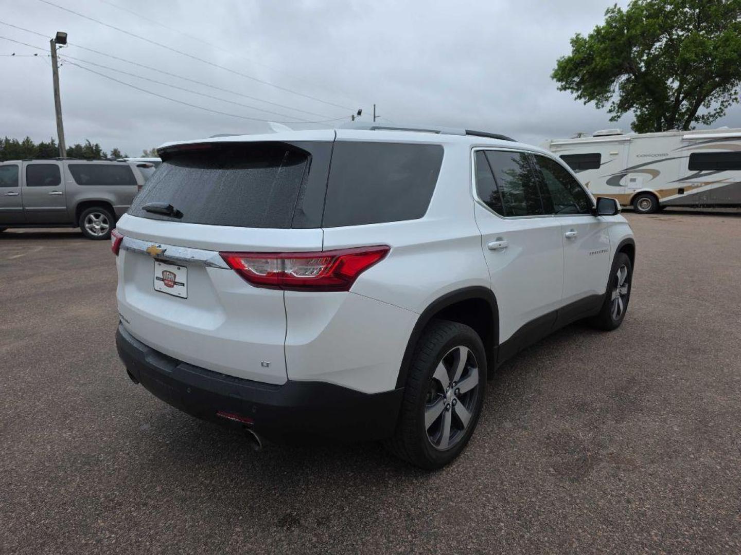 2018 WHITE CHEVROLET TRAVERSE LT (1GNEVHKW7JJ) with an 3.6L engine, Automatic transmission, located at 495 Old Highway 20 West, South Sioux City, NE, 68776, (402) 494-2677, 42.458408, -96.443512 - Photo#3