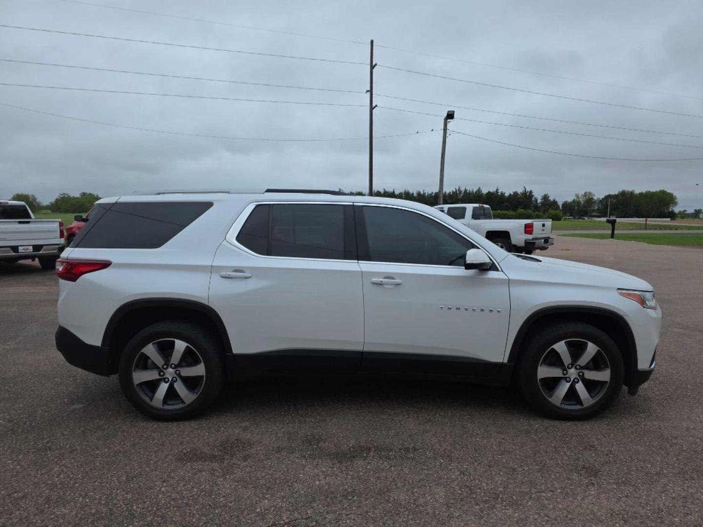 2018 WHITE CHEVROLET TRAVERSE LT (1GNEVHKW7JJ) with an 3.6L engine, Automatic transmission, located at 495 Old Highway 20 West, South Sioux City, NE, 68776, (402) 494-2677, 42.458408, -96.443512 - Photo#4