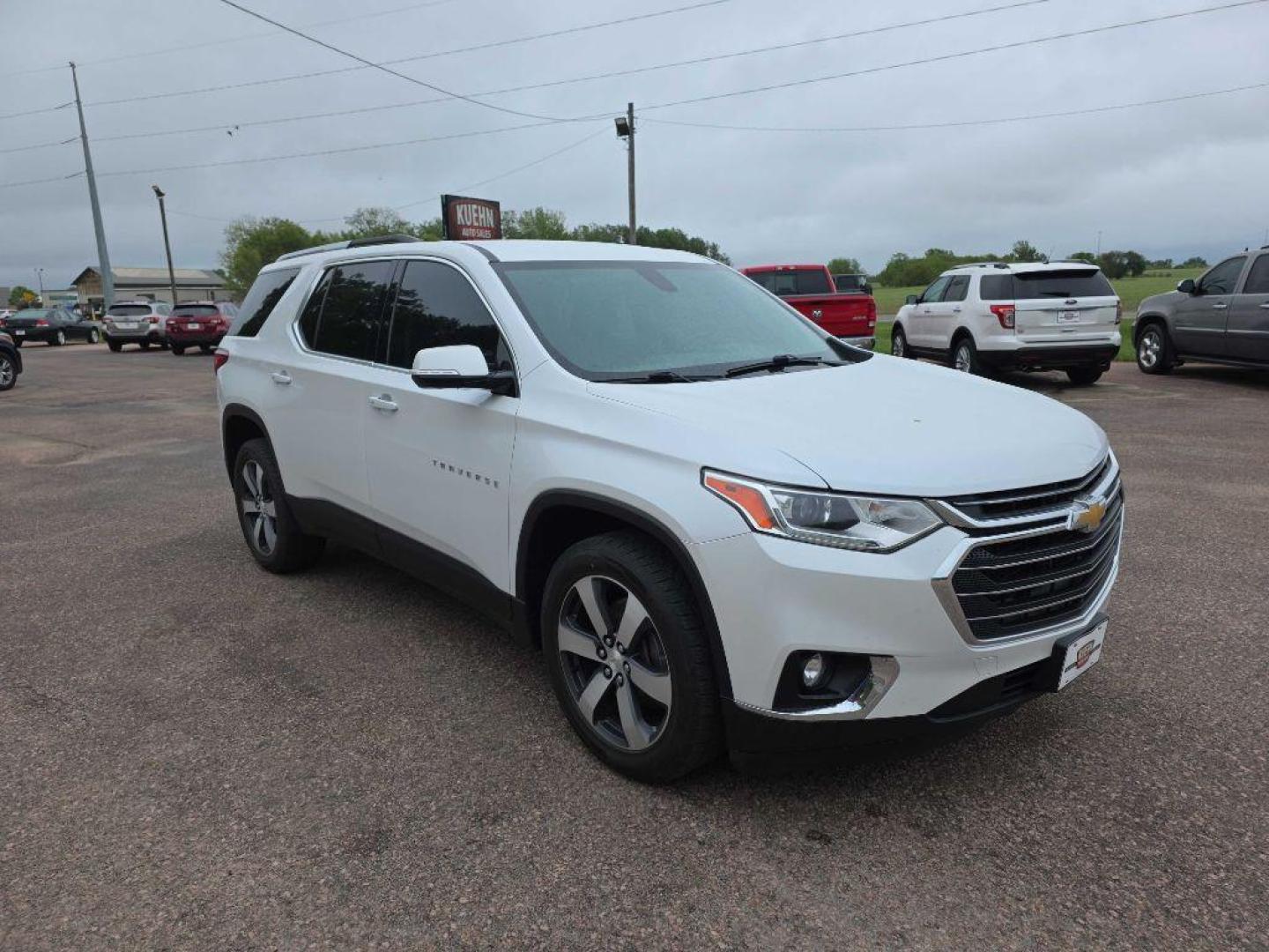 2018 WHITE CHEVROLET TRAVERSE LT (1GNEVHKW7JJ) with an 3.6L engine, Automatic transmission, located at 495 Old Highway 20 West, South Sioux City, NE, 68776, (402) 494-2677, 42.458408, -96.443512 - Photo#5