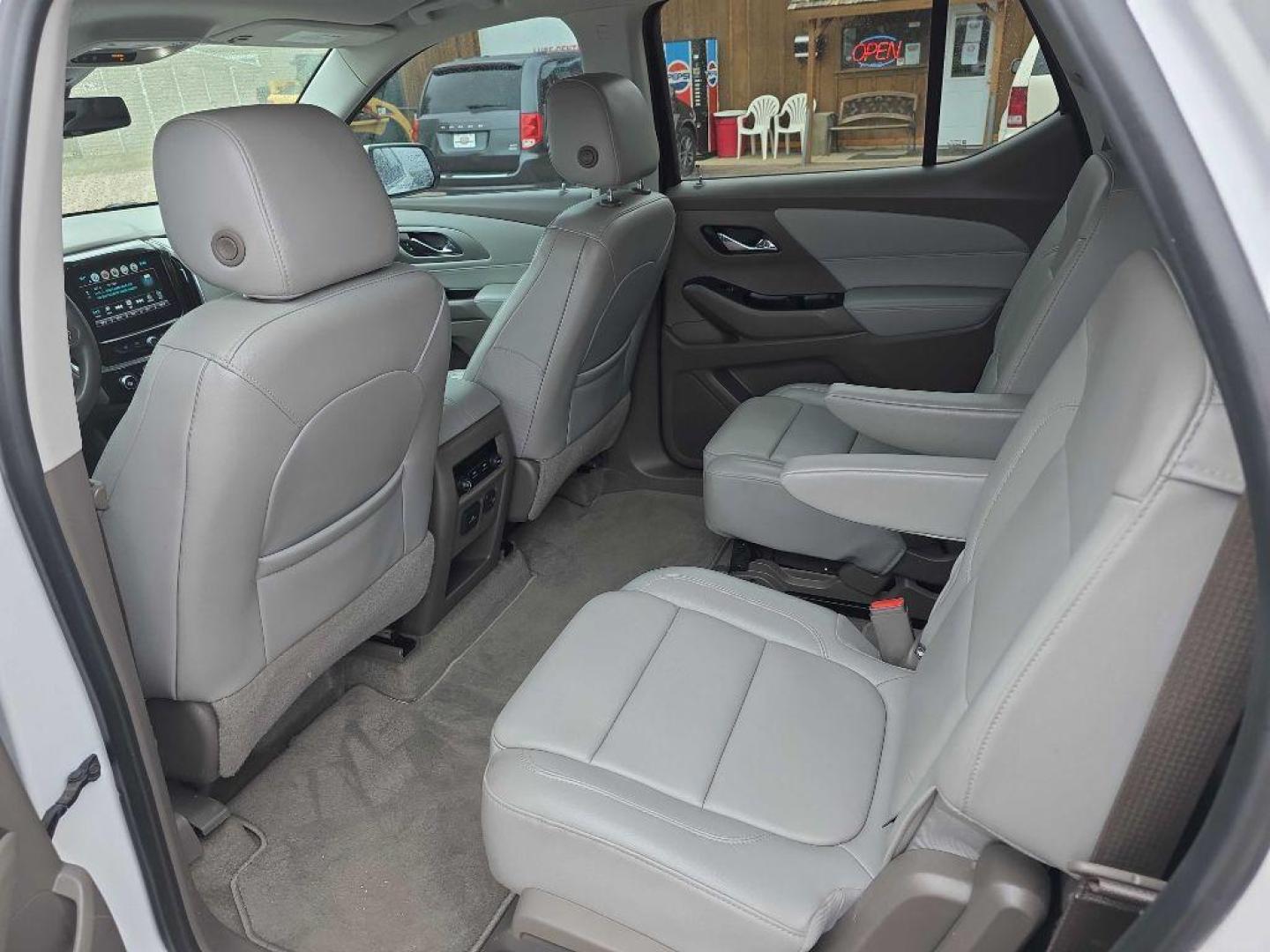 2018 WHITE CHEVROLET TRAVERSE LT (1GNEVHKW7JJ) with an 3.6L engine, Automatic transmission, located at 495 Old Highway 20 West, South Sioux City, NE, 68776, (402) 494-2677, 42.458408, -96.443512 - Photo#6