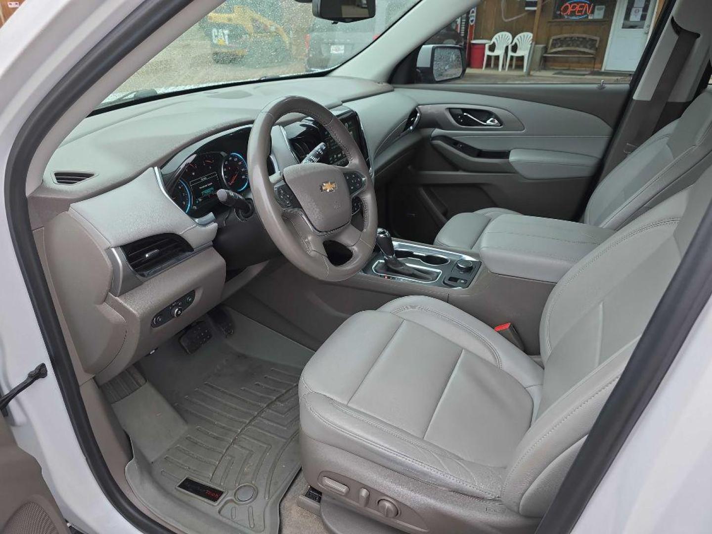 2018 WHITE CHEVROLET TRAVERSE LT (1GNEVHKW7JJ) with an 3.6L engine, Automatic transmission, located at 495 Old Highway 20 West, South Sioux City, NE, 68776, (402) 494-2677, 42.458408, -96.443512 - Photo#8