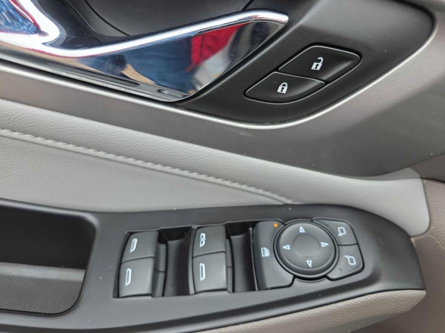 2018 WHITE CHEVROLET TRAVERSE LT (1GNEVHKW7JJ) with an 3.6L engine, Automatic transmission, located at 495 Old Highway 20 West, South Sioux City, NE, 68776, (402) 494-2677, 42.458408, -96.443512 - Photo#10
