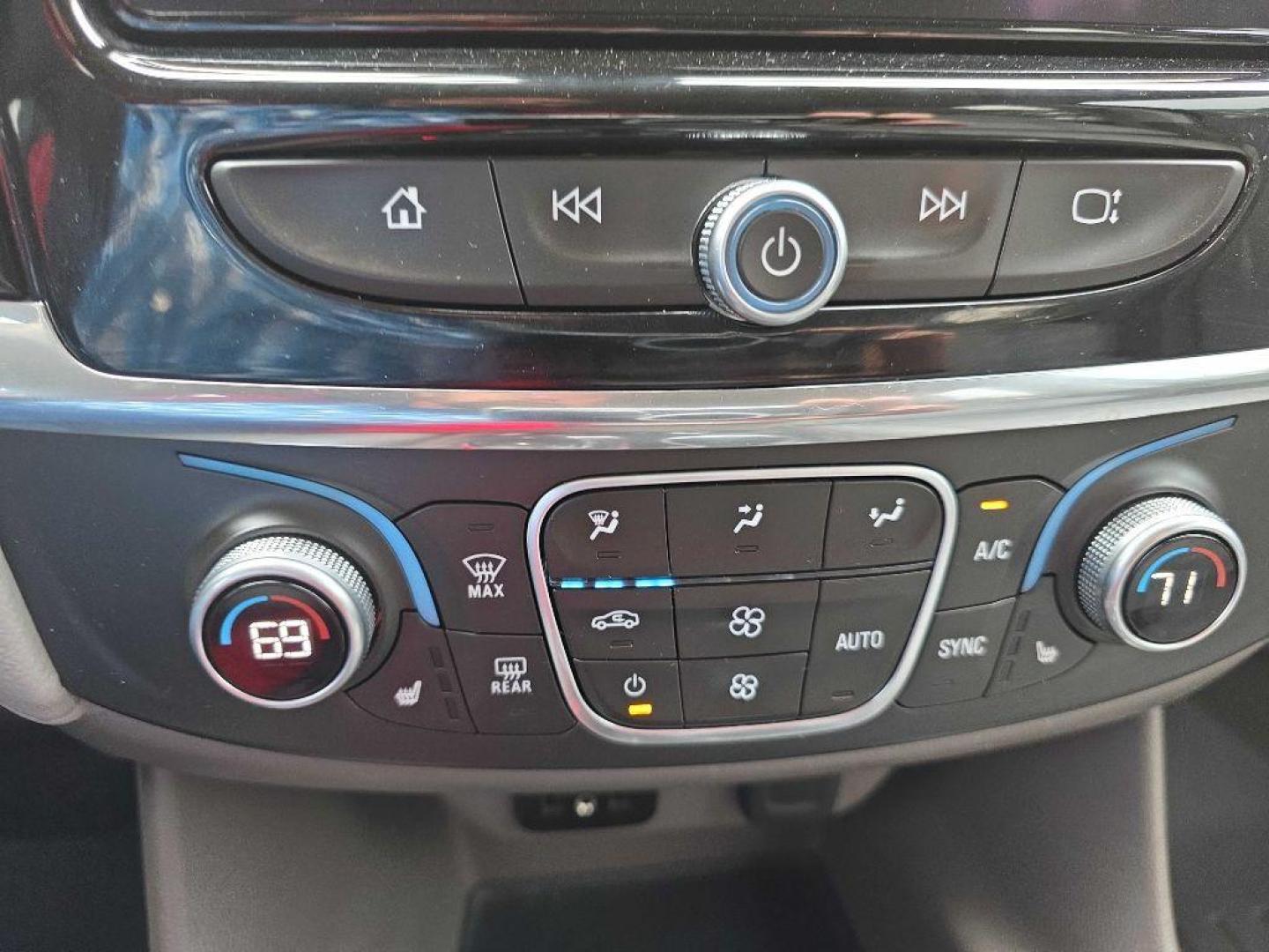 2018 WHITE CHEVROLET TRAVERSE LT (1GNEVHKW7JJ) with an 3.6L engine, Automatic transmission, located at 495 Old Highway 20 West, South Sioux City, NE, 68776, (402) 494-2677, 42.458408, -96.443512 - Photo#13