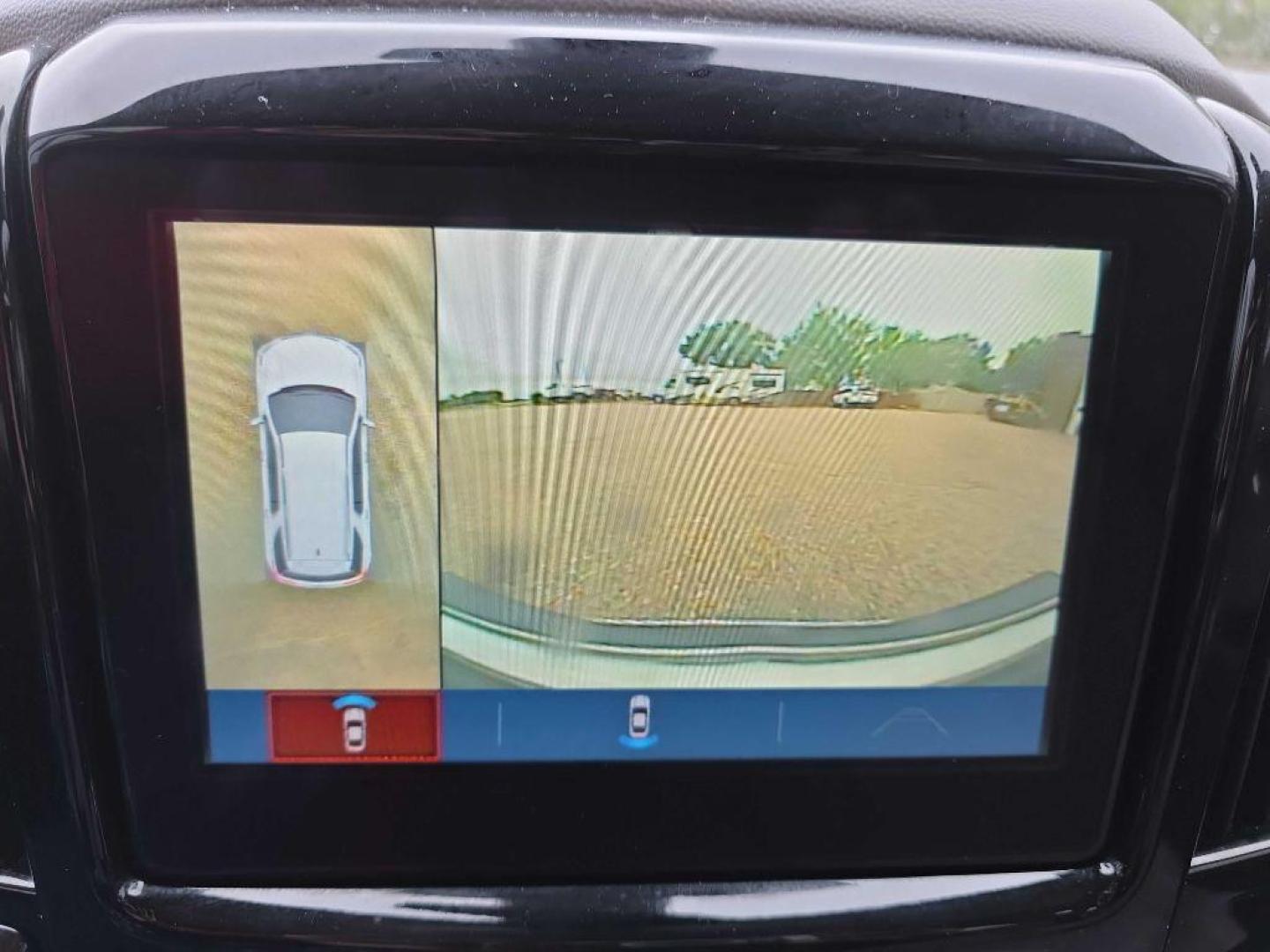 2018 WHITE CHEVROLET TRAVERSE LT (1GNEVHKW7JJ) with an 3.6L engine, Automatic transmission, located at 495 Old Highway 20 West, South Sioux City, NE, 68776, (402) 494-2677, 42.458408, -96.443512 - Photo#15
