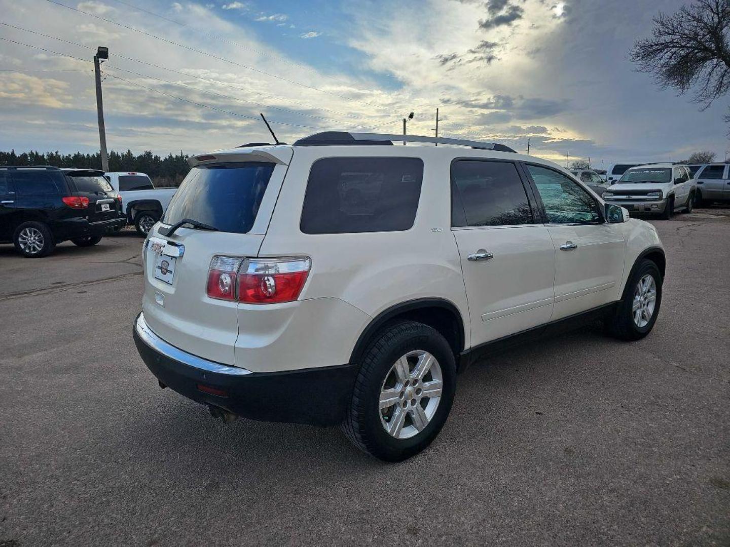 2011 WHITE GMC ACADIA SLT-2 (1GKKRSED0BJ) with an 3.6L engine, Automatic transmission, located at 495 Old Highway 20 West, South Sioux City, NE, 68776, (402) 494-2677, 42.458408, -96.443512 - Photo#3