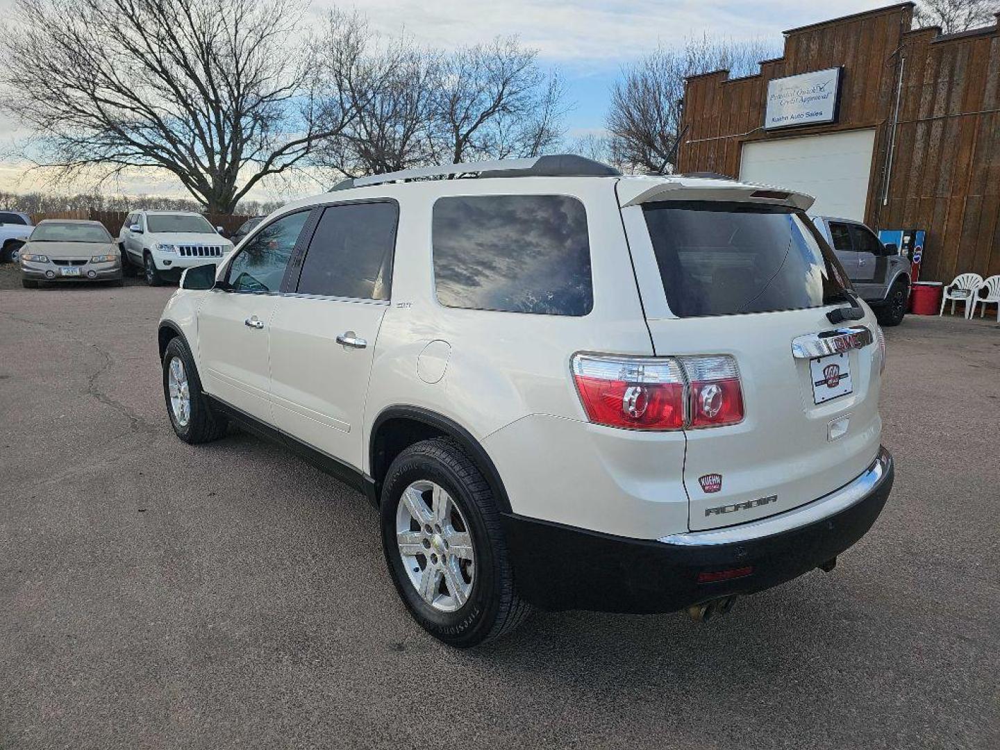2011 WHITE GMC ACADIA SLT-2 (1GKKRSED0BJ) with an 3.6L engine, Automatic transmission, located at 495 Old Highway 20 West, South Sioux City, NE, 68776, (402) 494-2677, 42.458408, -96.443512 - Photo#2