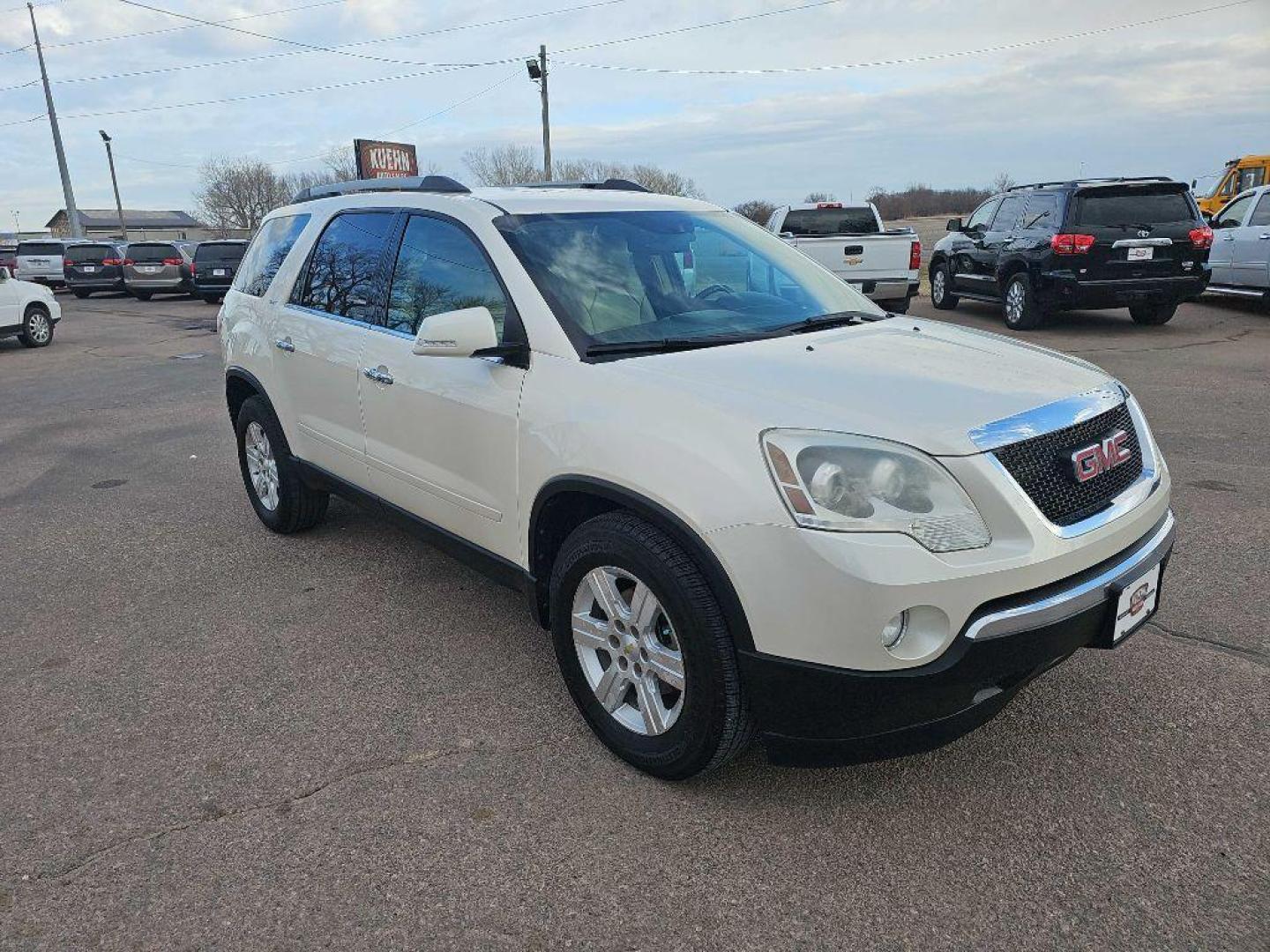 2011 WHITE GMC ACADIA SLT-2 (1GKKRSED0BJ) with an 3.6L engine, Automatic transmission, located at 495 Old Highway 20 West, South Sioux City, NE, 68776, (402) 494-2677, 42.458408, -96.443512 - Photo#5