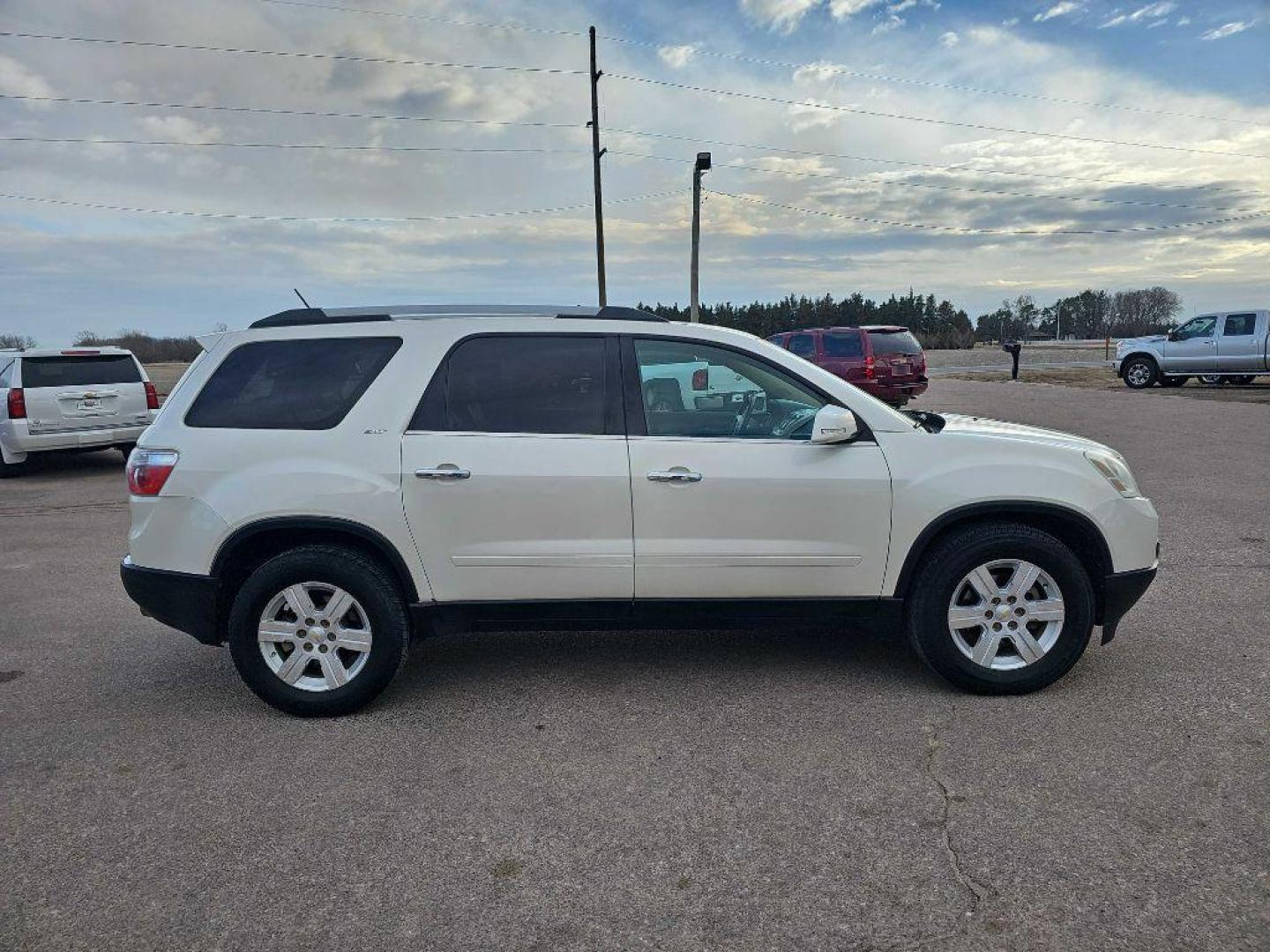 2011 WHITE GMC ACADIA SLT-2 (1GKKRSED0BJ) with an 3.6L engine, Automatic transmission, located at 495 Old Highway 20 West, South Sioux City, NE, 68776, (402) 494-2677, 42.458408, -96.443512 - Photo#4