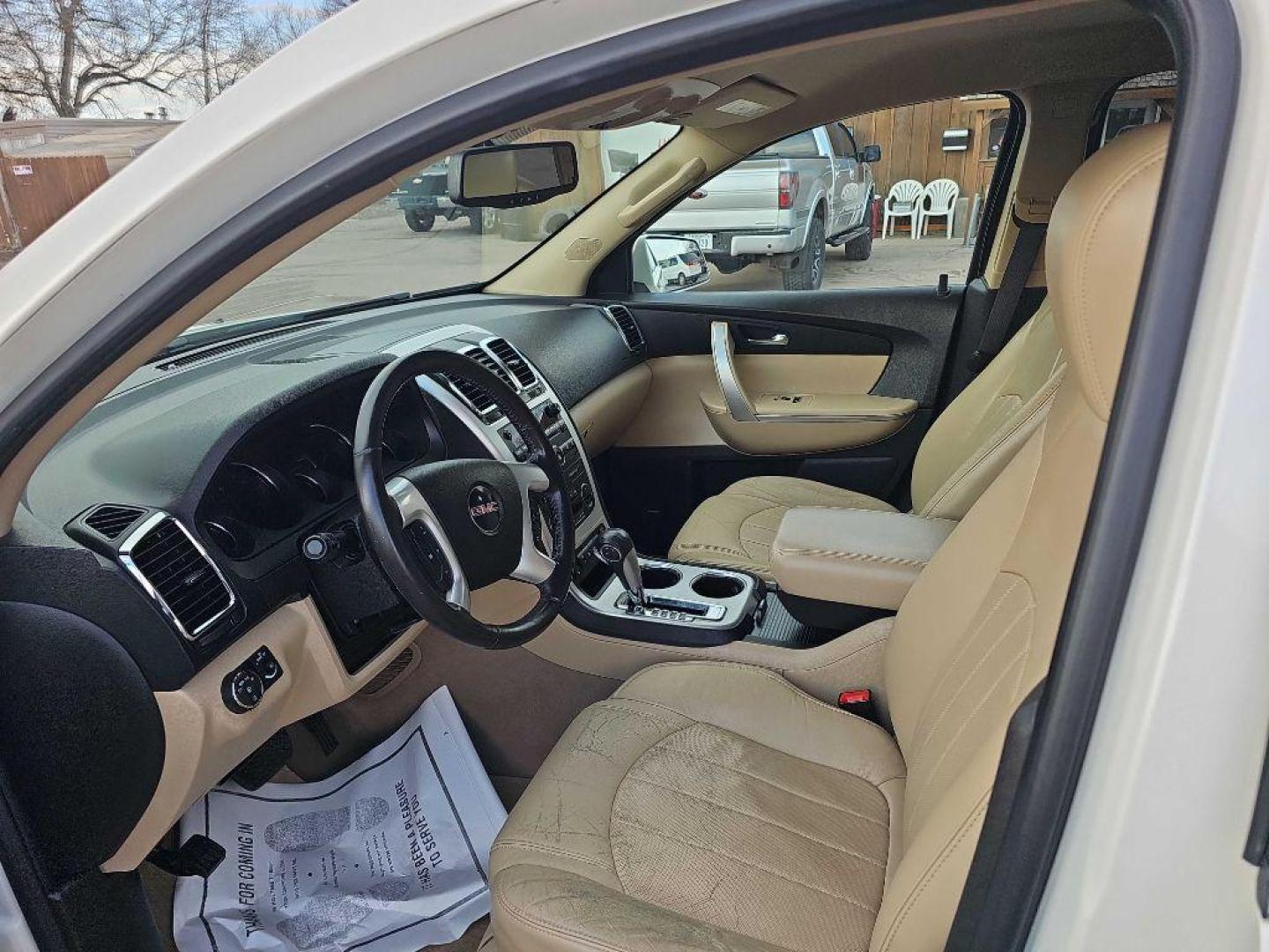 2011 WHITE GMC ACADIA SLT-2 (1GKKRSED0BJ) with an 3.6L engine, Automatic transmission, located at 495 Old Highway 20 West, South Sioux City, NE, 68776, (402) 494-2677, 42.458408, -96.443512 - Photo#9