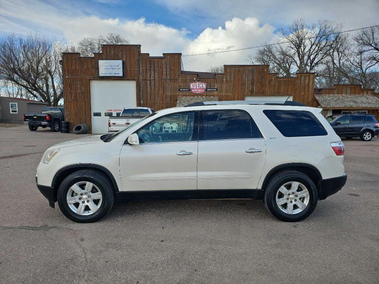 2011 WHITE GMC ACADIA SLT-2 (1GKKRSED0BJ) with an 3.6L engine, Automatic transmission, located at 495 Old Highway 20 West, South Sioux City, NE, 68776, (402) 494-2677, 42.458408, -96.443512 - Photo#1