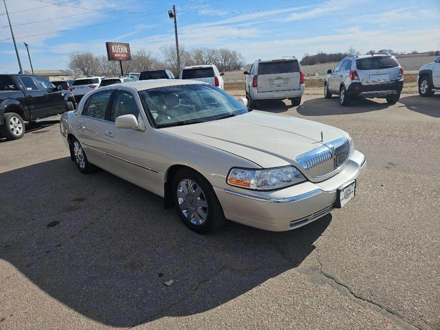 2003 WHITE LINCOLN TOWN CAR CARTIER (1LNHM83W13Y) with an 4.6L engine, Automatic transmission, located at 495 Old Highway 20 West, South Sioux City, NE, 68776, (402) 494-2677, 42.458408, -96.443512 - Photo#4