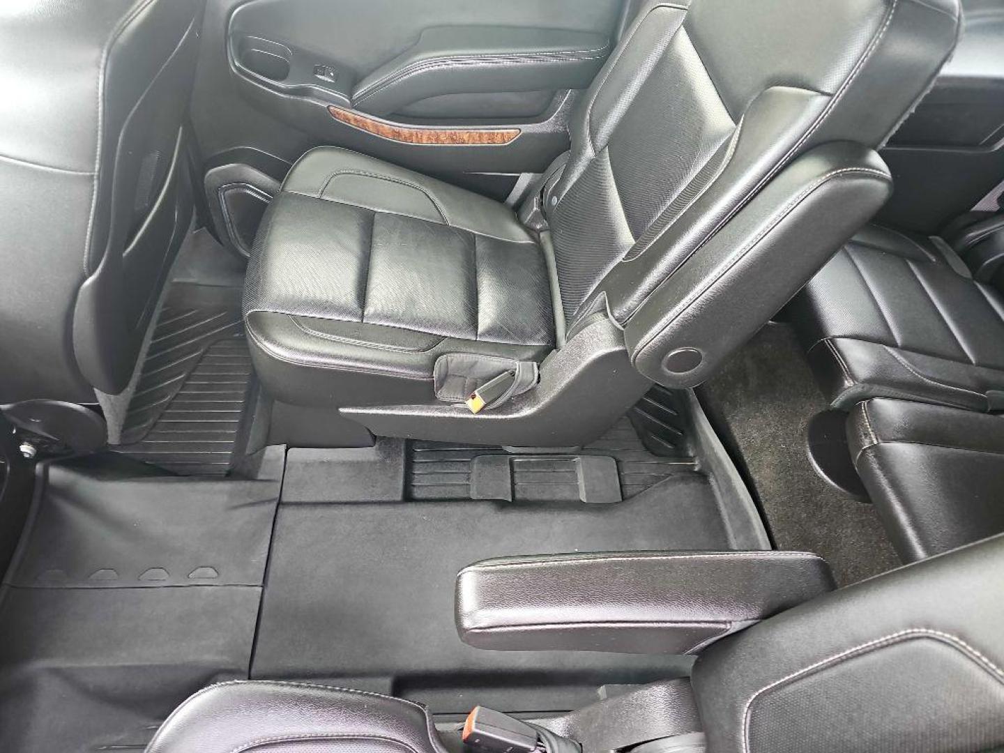 2015 WHITE CHEVROLET SUBURBAN 1500 LTZ (1GNSKKKC5FR) with an 5.3L engine, Automatic transmission, located at 495 Old Highway 20 West, South Sioux City, NE, 68776, (402) 494-2677, 42.458408, -96.443512 - Photo#16