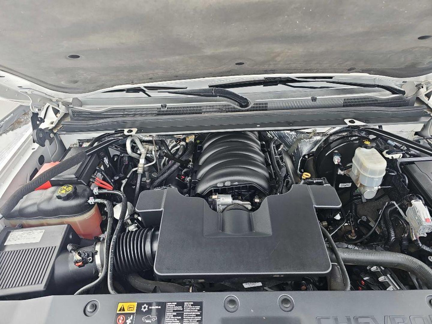 2015 WHITE CHEVROLET SUBURBAN 1500 LTZ (1GNSKKKC5FR) with an 5.3L engine, Automatic transmission, located at 495 Old Highway 20 West, South Sioux City, NE, 68776, (402) 494-2677, 42.458408, -96.443512 - Photo#30