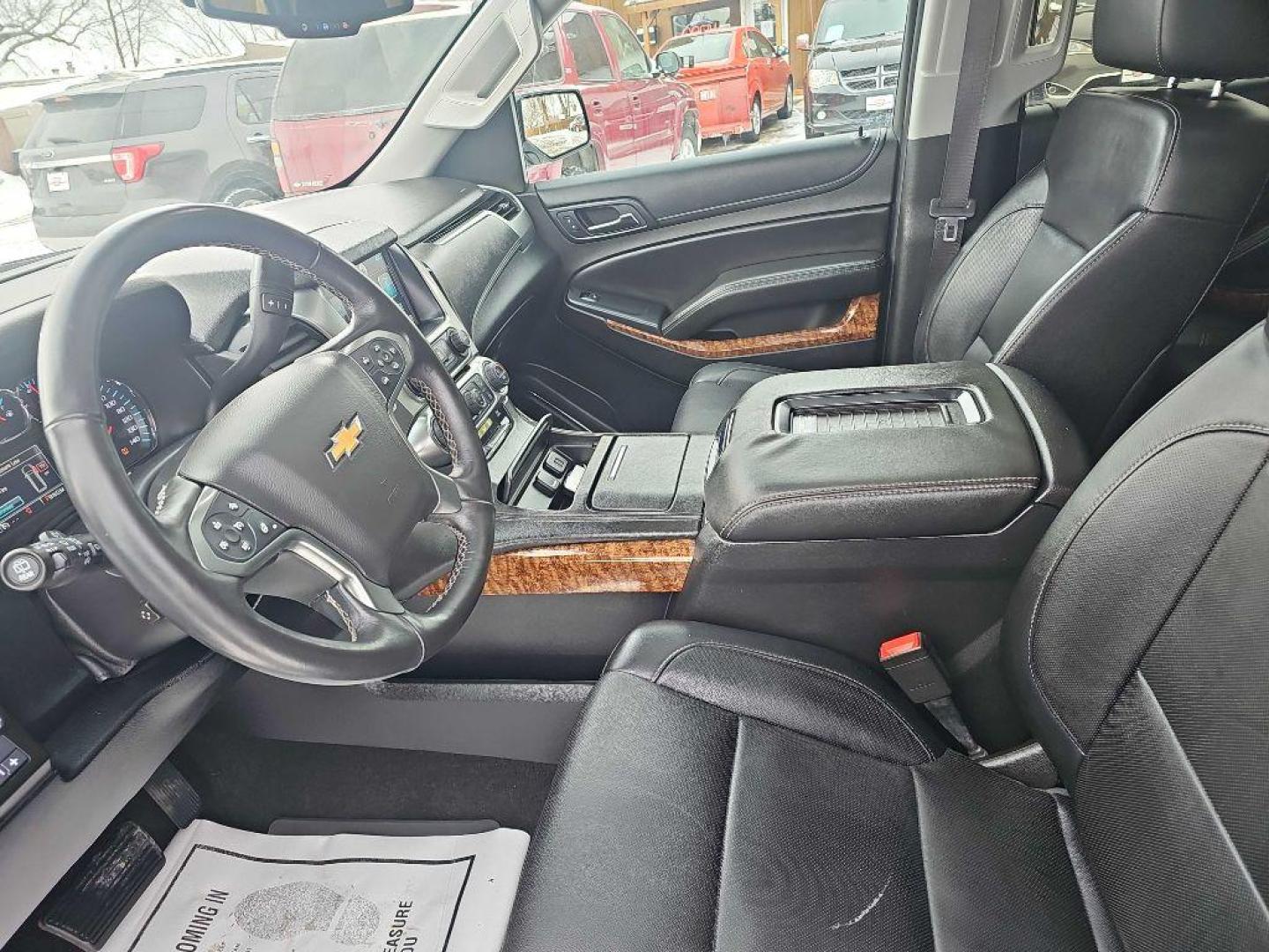 2015 WHITE CHEVROLET SUBURBAN 1500 LTZ (1GNSKKKC5FR) with an 5.3L engine, Automatic transmission, located at 495 Old Highway 20 West, South Sioux City, NE, 68776, (402) 494-2677, 42.458408, -96.443512 - Photo#42