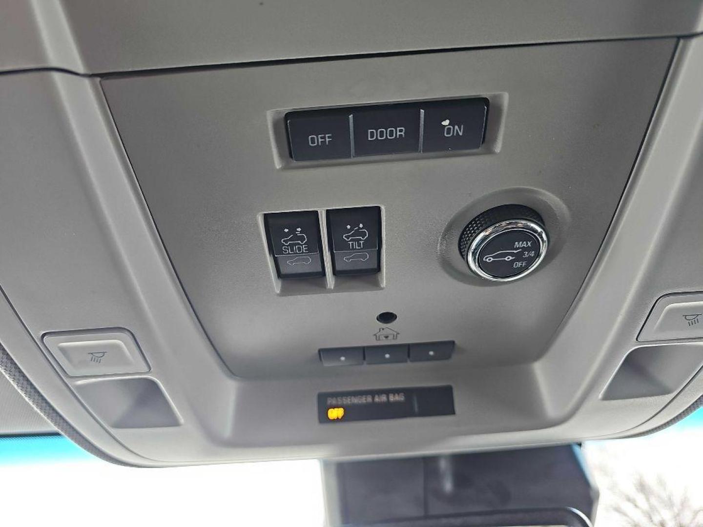 2015 WHITE CHEVROLET SUBURBAN 1500 LTZ (1GNSKKKC5FR) with an 5.3L engine, Automatic transmission, located at 495 Old Highway 20 West, South Sioux City, NE, 68776, (402) 494-2677, 42.458408, -96.443512 - Photo#43