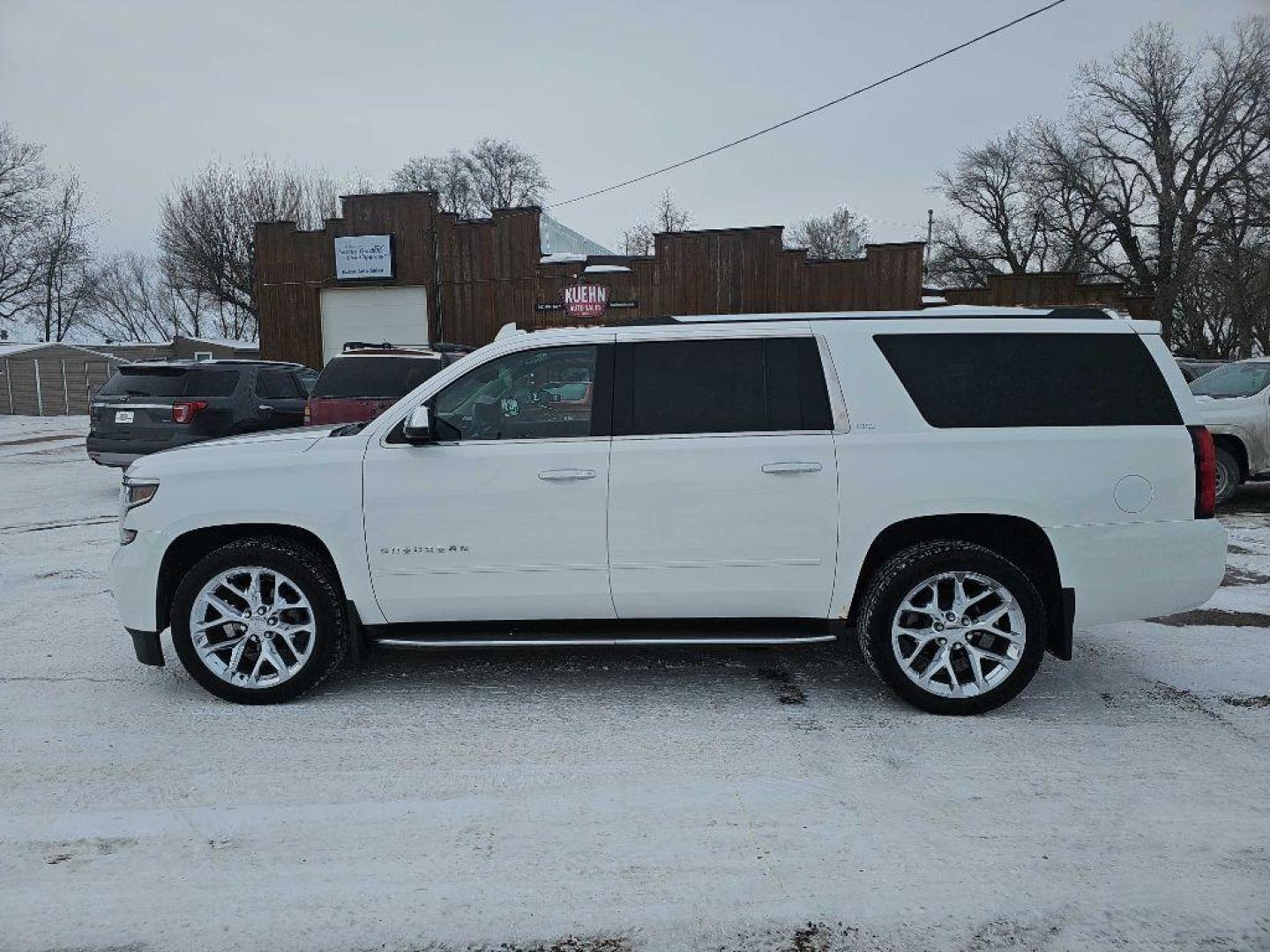 2015 WHITE CHEVROLET SUBURBAN 1500 LTZ (1GNSKKKC5FR) with an 5.3L engine, Automatic transmission, located at 495 Old Highway 20 West, South Sioux City, NE, 68776, (402) 494-2677, 42.458408, -96.443512 - Photo#1