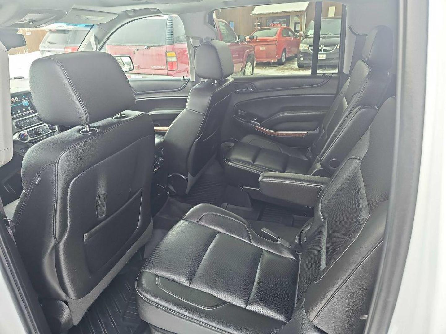 2015 WHITE CHEVROLET SUBURBAN 1500 LTZ (1GNSKKKC5FR) with an 5.3L engine, Automatic transmission, located at 495 Old Highway 20 West, South Sioux City, NE, 68776, (402) 494-2677, 42.458408, -96.443512 - Photo#10