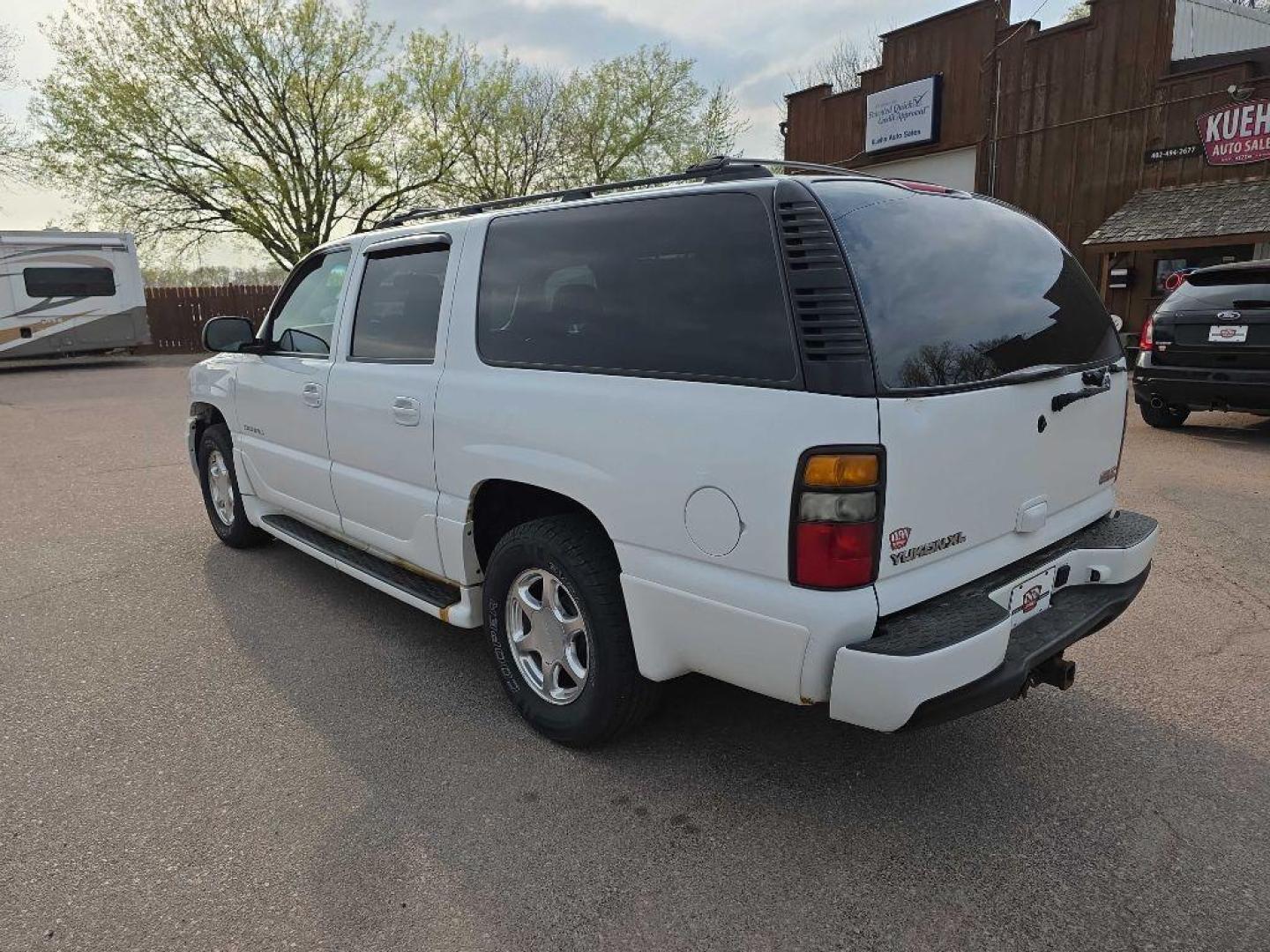 2005 WHITE GMC YUKON XL DENALI (1GKFK66U95J) with an 6.0L engine, Automatic transmission, located at 495 Old Highway 20 West, South Sioux City, NE, 68776, (402) 494-2677, 42.458408, -96.443512 - Photo#0