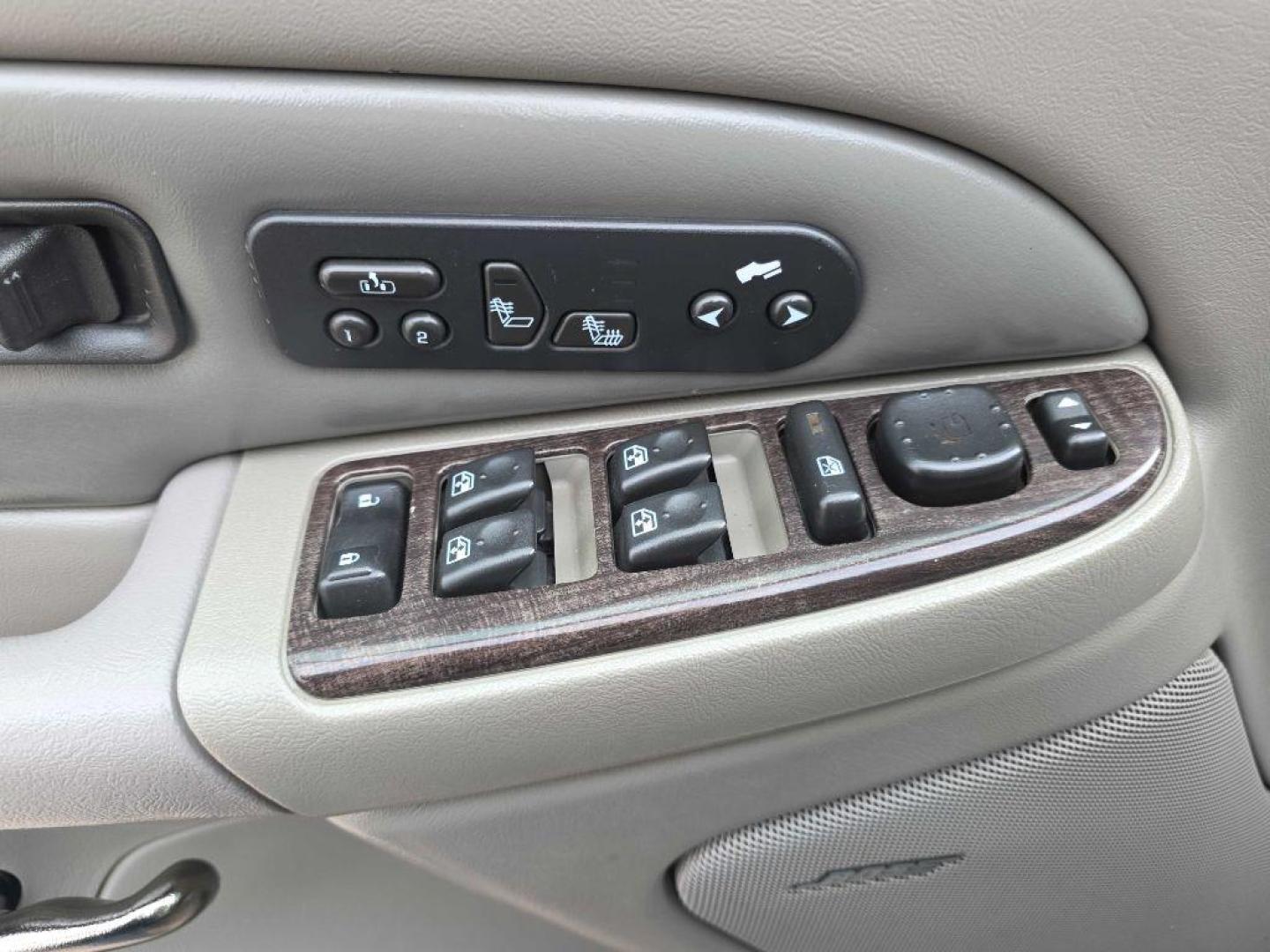 2005 WHITE GMC YUKON XL DENALI (1GKFK66U95J) with an 6.0L engine, Automatic transmission, located at 495 Old Highway 20 West, South Sioux City, NE, 68776, (402) 494-2677, 42.458408, -96.443512 - Photo#9