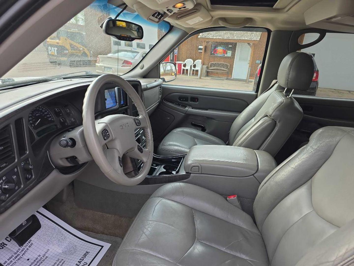 2005 WHITE GMC YUKON XL DENALI (1GKFK66U95J) with an 6.0L engine, Automatic transmission, located at 495 Old Highway 20 West, South Sioux City, NE, 68776, (402) 494-2677, 42.458408, -96.443512 - Photo#10