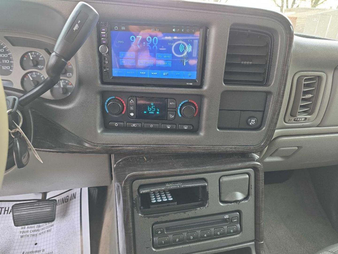2005 WHITE GMC YUKON XL DENALI (1GKFK66U95J) with an 6.0L engine, Automatic transmission, located at 495 Old Highway 20 West, South Sioux City, NE, 68776, (402) 494-2677, 42.458408, -96.443512 - Photo#11