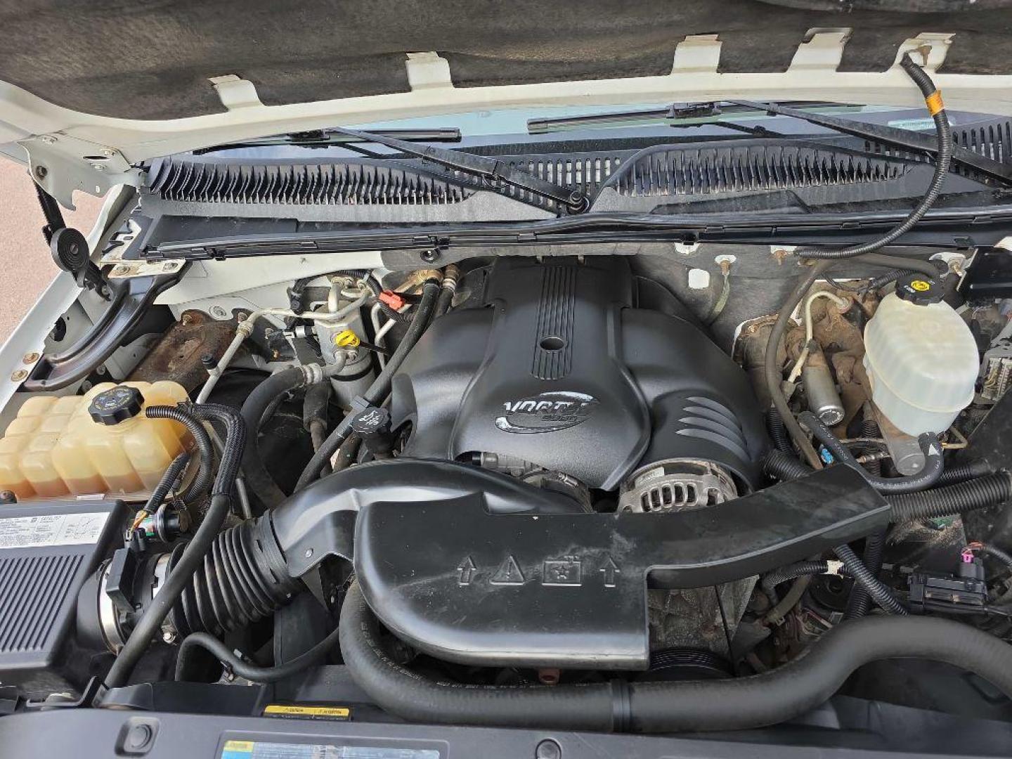 2005 WHITE GMC YUKON XL DENALI (1GKFK66U95J) with an 6.0L engine, Automatic transmission, located at 495 Old Highway 20 West, South Sioux City, NE, 68776, (402) 494-2677, 42.458408, -96.443512 - Photo#12