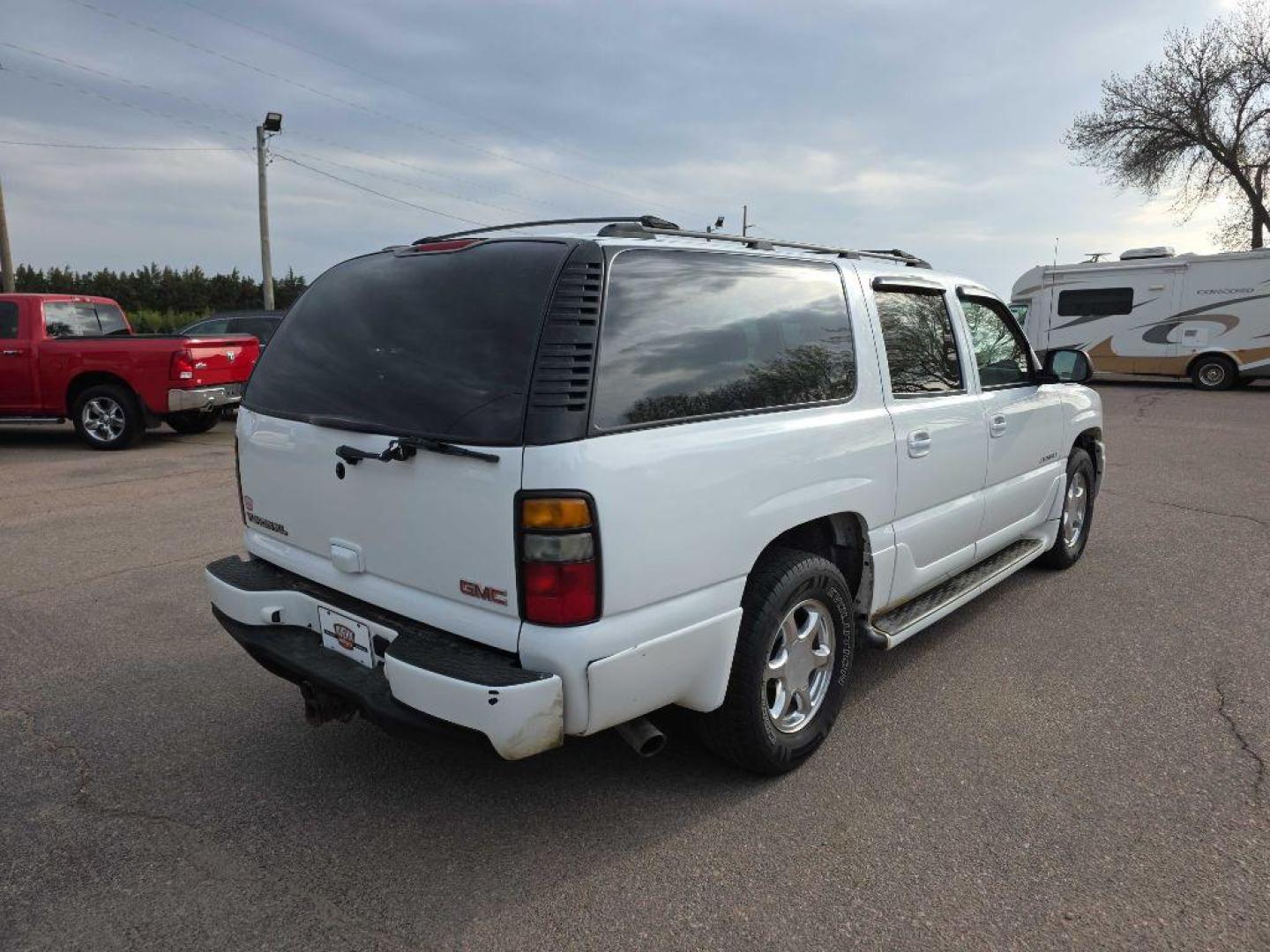 2005 WHITE GMC YUKON XL DENALI (1GKFK66U95J) with an 6.0L engine, Automatic transmission, located at 495 Old Highway 20 West, South Sioux City, NE, 68776, (402) 494-2677, 42.458408, -96.443512 - Photo#2