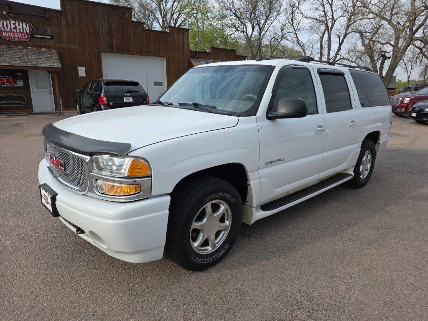 2005 WHITE GMC YUKON XL DENALI (1GKFK66U95J) with an 6.0L engine, Automatic transmission, located at 495 Old Highway 20 West, South Sioux City, NE, 68776, (402) 494-2677, 42.458408, -96.443512 - Photo#3
