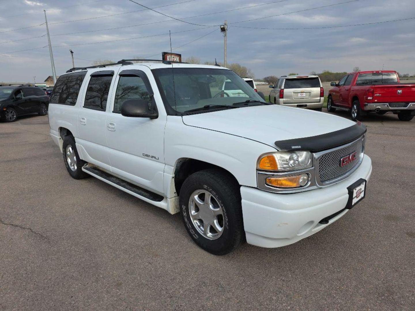 2005 WHITE GMC YUKON XL DENALI (1GKFK66U95J) with an 6.0L engine, Automatic transmission, located at 495 Old Highway 20 West, South Sioux City, NE, 68776, (402) 494-2677, 42.458408, -96.443512 - Photo#4