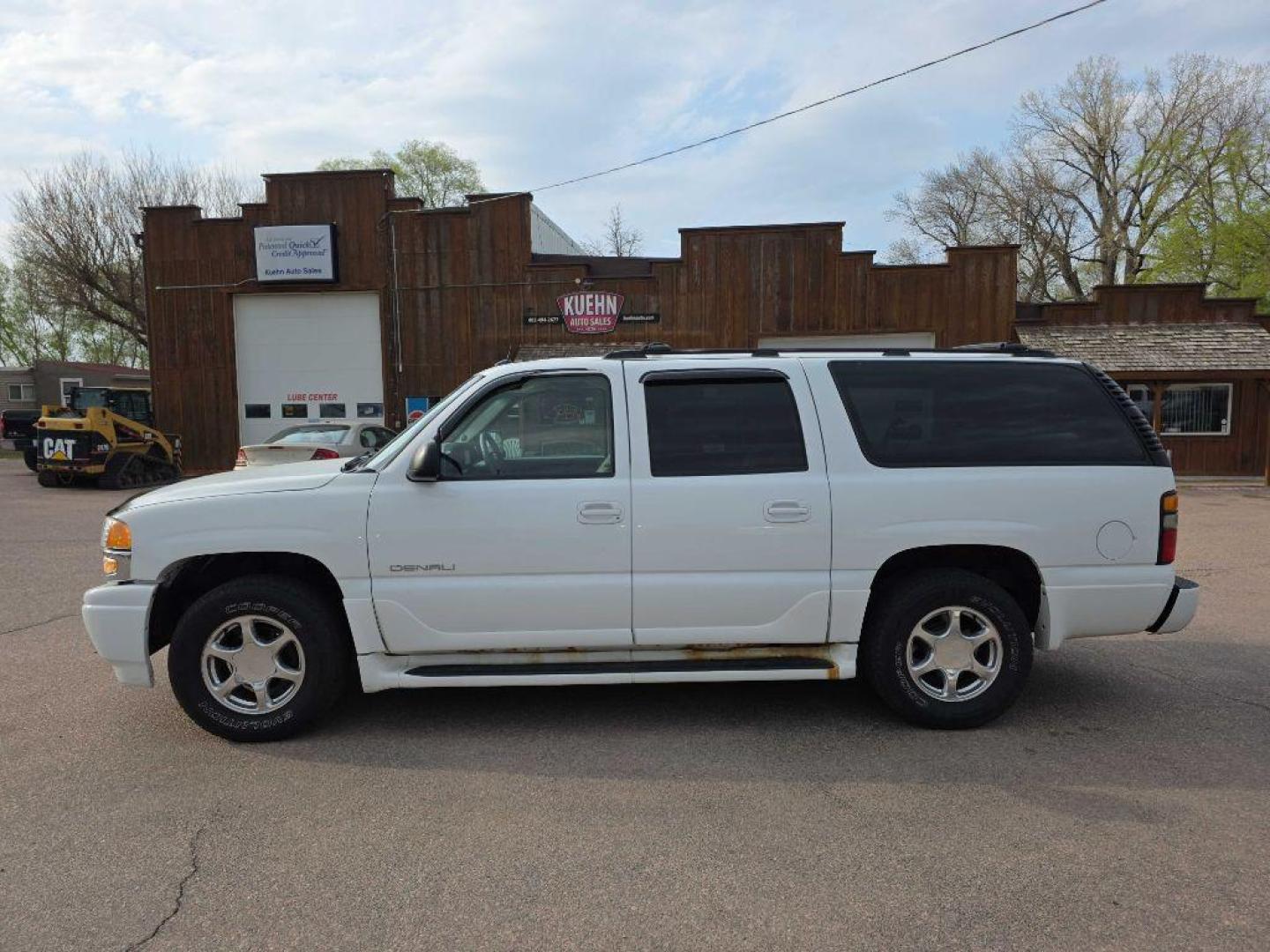 2005 WHITE GMC YUKON XL DENALI (1GKFK66U95J) with an 6.0L engine, Automatic transmission, located at 495 Old Highway 20 West, South Sioux City, NE, 68776, (402) 494-2677, 42.458408, -96.443512 - Photo#5