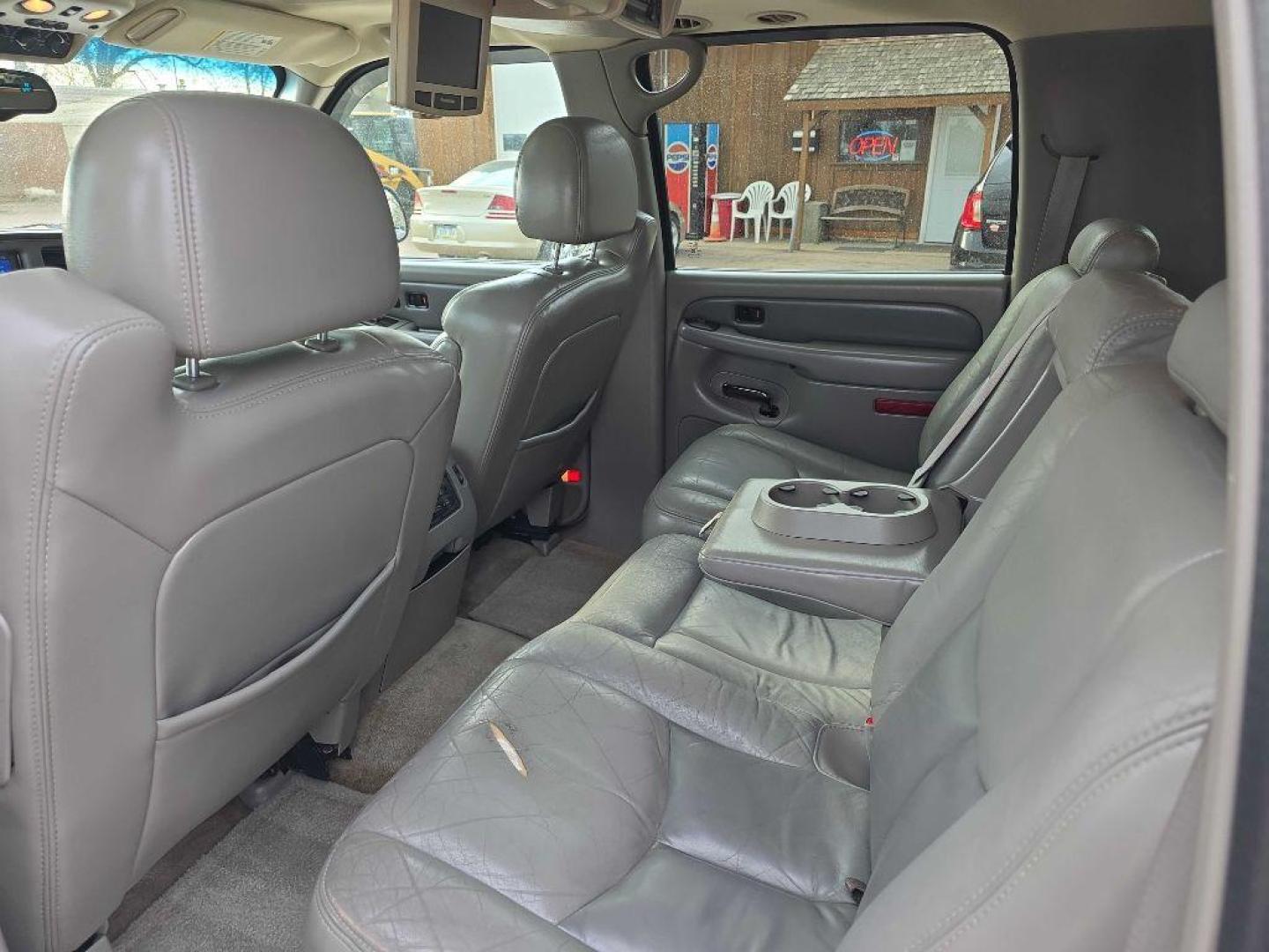 2005 WHITE GMC YUKON XL DENALI (1GKFK66U95J) with an 6.0L engine, Automatic transmission, located at 495 Old Highway 20 West, South Sioux City, NE, 68776, (402) 494-2677, 42.458408, -96.443512 - Photo#6