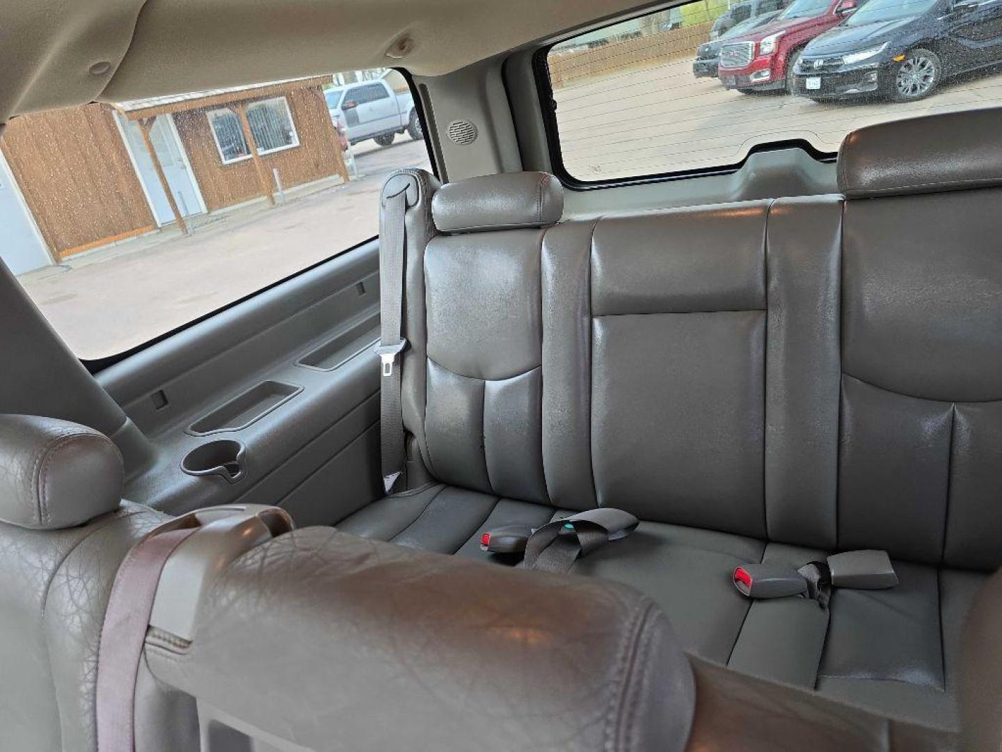 2005 WHITE GMC YUKON XL DENALI (1GKFK66U95J) with an 6.0L engine, Automatic transmission, located at 495 Old Highway 20 West, South Sioux City, NE, 68776, (402) 494-2677, 42.458408, -96.443512 - Photo#7
