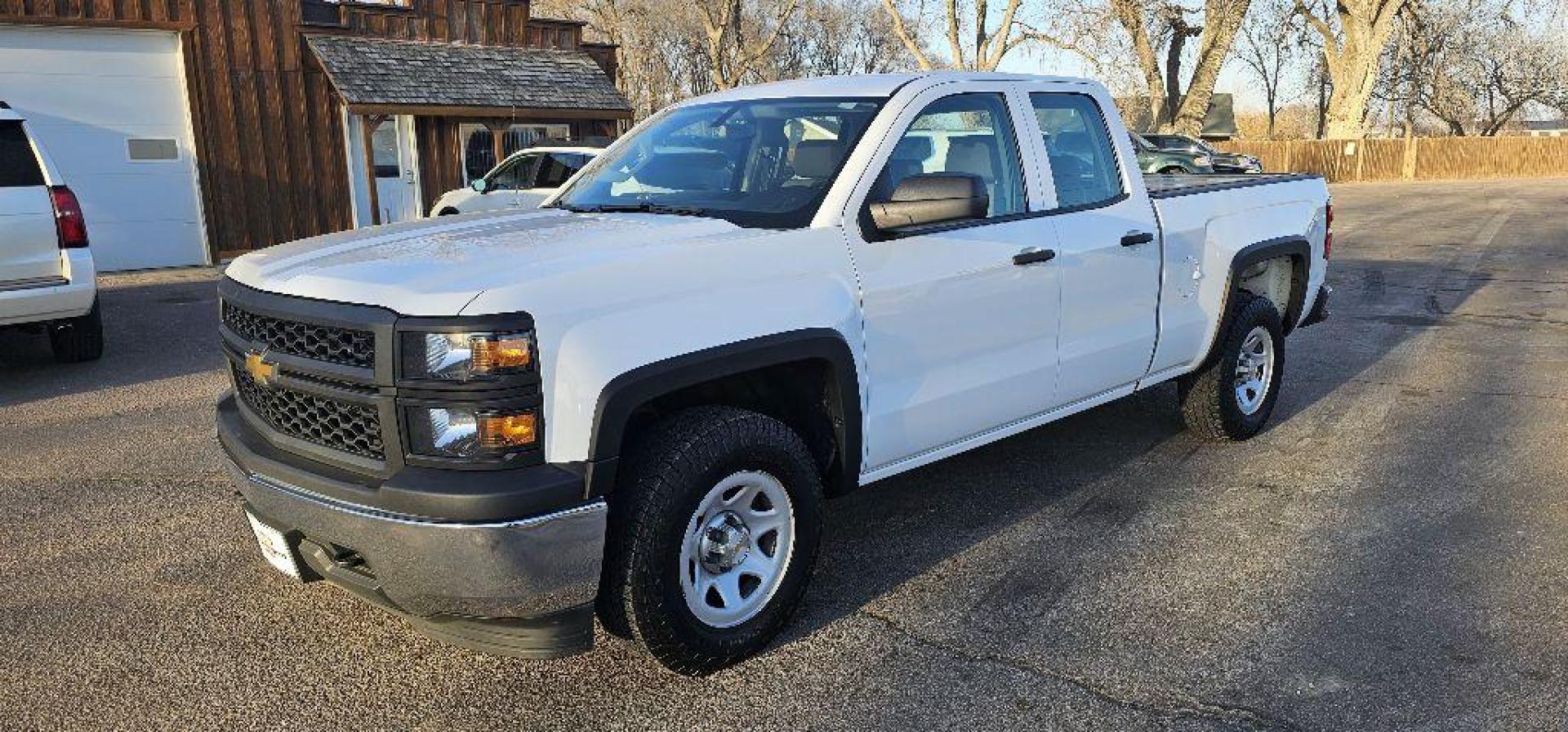 2015 WHITE CHEVROLET SILVERADO 1500 (1GCVKPECXFZ) with an 5.3L engine, Automatic transmission, located at 495 Old Highway 20 West, South Sioux City, NE, 68776, (402) 494-2677, 42.458408, -96.443512 - Photo#0