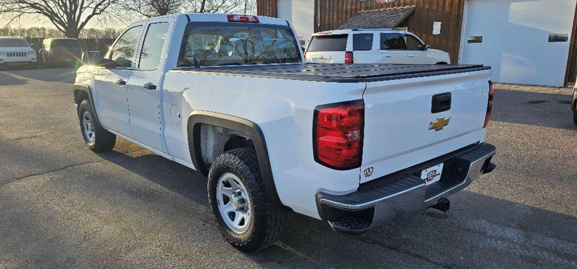 2015 WHITE CHEVROLET SILVERADO 1500 (1GCVKPECXFZ) with an 5.3L engine, Automatic transmission, located at 495 Old Highway 20 West, South Sioux City, NE, 68776, (402) 494-2677, 42.458408, -96.443512 - Photo#2